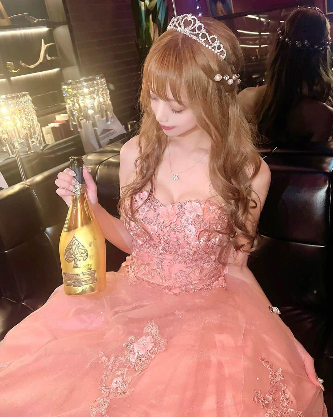 美咲ゆいのインスタグラム：「心華やぐシャンパン🥂アルマンド♤💓  お願いする前からみんな入れてくれてうれしかった🌟  #ゆいぴの誕生日 #将来の夢は王妃 #王族  #アルマンド  #ジェントル  #ジェントルマンズクラブ  #美咲ゆい」