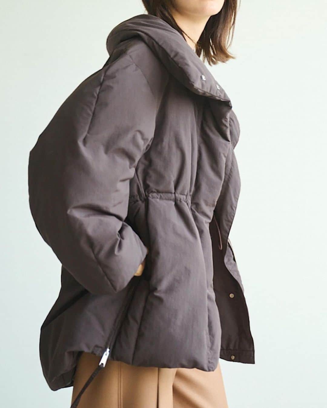 LOUNIE（ルーニィ）さんのインスタグラム写真 - (LOUNIE（ルーニィ）Instagram)「_07 SLIT SLEEVE DOWN COAT  おしゃれと防寒を両立。 機能性も充実の優秀ダウン  キレイめに着られるダウンコート。 袖にファスナー付きのスリットを施しているので、ケープ風にも着用可、 ウエストのドロストでシルエットを変えて、着こなしの幅を広げられます。  📌OUTER FAIR 10/20(金)～11/12(日)の期間中 対象アウターもしくは44,000円以上お買い上げで 「オリジナルスパンコールポーチ」をプレゼント。 ※なくなり次第終了となります。  #LOUNIE#ルーニィ#ダウン #アウターコーデ #ノベルティフェア  #きれいめコーデ」10月25日 19時03分 - lounie_jp