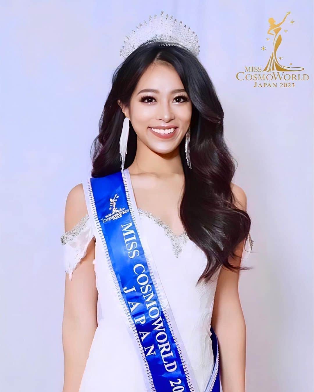 絹野志朋のインスタグラム：「Repost from @misscosmoworld  . 🌸Official Announcement🌸  2023 Miss Cosmo World Japan is Shiho Kinuno. @shihok0414 Congratulations🎉🎉  Shiho Kinuno, the Japanese representative for the Miss Cosmo World world competition in Malaysia.  Shiho is a graduate of Kobe University and has a strong command of English. She recently stayed in Cebu Island for a short study program to further improve her language skills. Shiho is a dynamic and outgoing individual who loves connecting with people and exudes positive energy.  We kindly request your support and encouragement for her participation in the competition. With your help, we believe Shiho can represent Japan with pride on the global stage.  Thank you for your ongoing support. To @misscosmoworld family and Founder of Miss Cosmo World @carrielee1212 Thank you for giving her special opportunity.  2023 ミスコスモワールド日本代表の栄冠に輝いたのは 絹野志朋さん✨おめでとうございます🎉  絹野さんは11月中旬からミスコスモワールド開催国マレーシアに滞在し、11月29日グランドファイナルのステージに立ちます。 絹野さんは神戸大学卒。高い英語力がありながら更なる自己研磨のため先日まで短期留学のためセブ島に滞在。 行動力があり、人と関わることが大好きなエネルギー溢れる女性です。皆様の応援をよろしくお願い致します🎊  Miss Cosmo World Japan @misscosmoworldjapan   Support team @japan_beauty_ambassador  Miss Cosmo World Japan National Director Founder of Japan Beauty Ambassador  @aya_kiyota . . #ミスコスモワールド #ミスコスモワールドジャパン #ミスコン日本代表#ミスコン世界大会 #ジャパンビューティーアンバサダー # 絹野志朋 #モデル #リポーター #神戸大学 #富山#マレーシア#マレーシア観光 #misscosmoworld #misscosmoworldjapan #beautypageant #malaysia #japan #k| #osaka #kobe #kobeuniversity #challenge #passion」