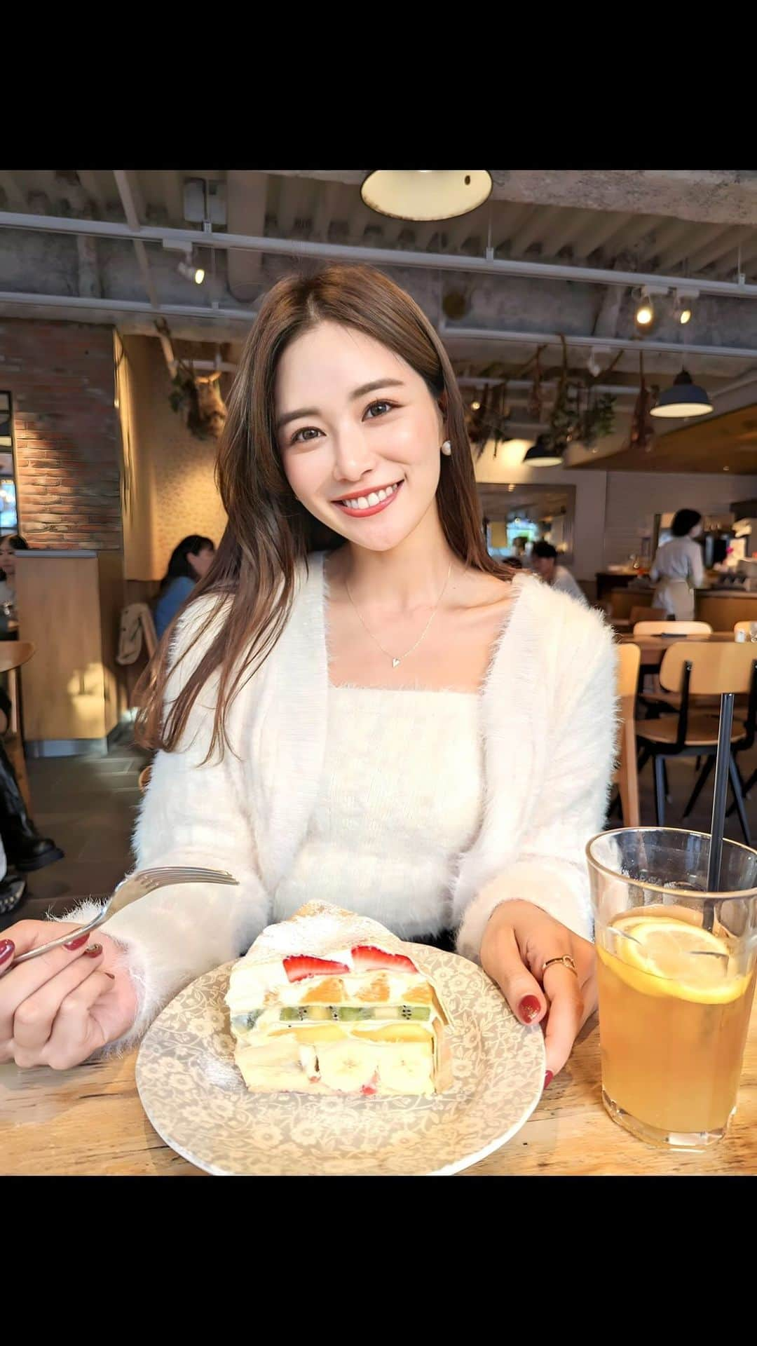 石井里奈のインスタグラム：「本当にたっくさんメッセージ、コメントありがとうございます🥹🥹♥️ 今日はずっと携帯が嬉しいくらいに鳴ってて、みんなからの優しい嬉しいメッセージに胸いっぱいで、仕事に行っても美容院にいっても、お祝いしてもらえて本当に最高の誕生日になりました ̗̀🎁 ̖́-💕 . そんな今夜は誕生日らしいケーキの投稿♥️ 誕生日に合わせておろした、 @starjewelry_press のホリデーのイヤカフとネックレスと @michinoparis のバッグでコーデしたよ♥️誕生日ってなんか新しいもの身につけたくなるよね🥰🥰 tops... @luxent_official skirt... @tarajarmon_jp boots... @ganni . 本当にたっくさんありがとう！みんな大好き🥰 . #誕生日 #お誕生日 #誕生日プレゼント #tarajarmon #starjewelry #スタージュエリー #ganni #ホリデーコレクション #誕生日ケーキ #ケーキ #スイーツ女子 #happybirthmay #birthday #mybirthday #birthdaygirl」