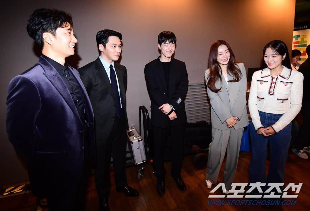 ピョン・ヨハンのインスタグラム：「찾았다. 모두 축하드립니다. 수학자. 로맨스. 불도저.🤎」