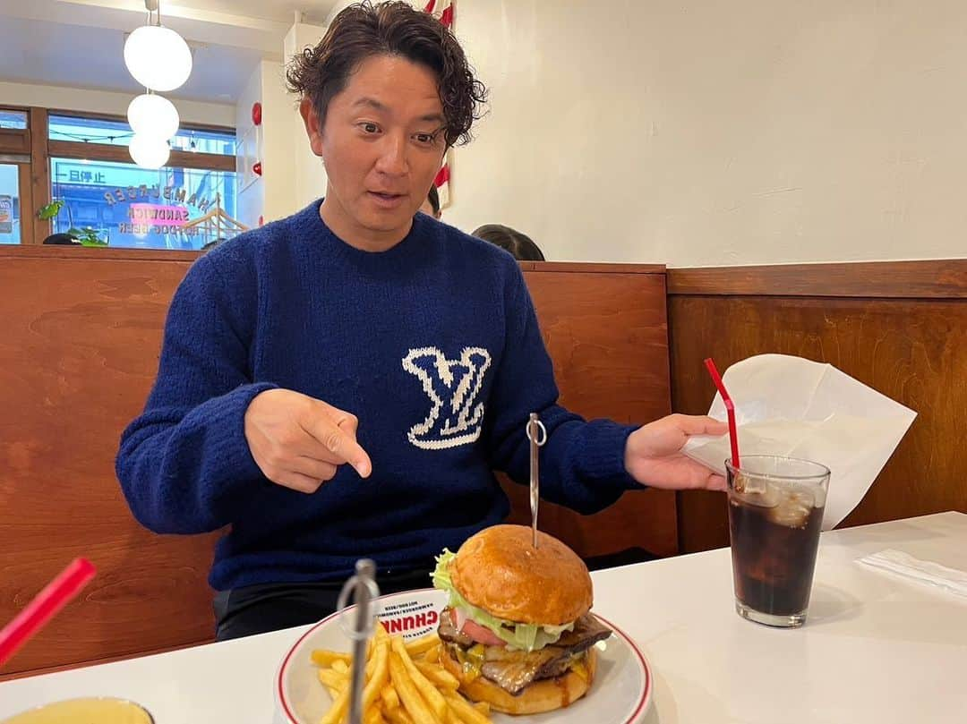 川島慶三のインスタグラム：「仙台でバーガー🍔 私は長崎の佐世保出身なのですが佐世保はバーガー🍔が有名なのです。 しかし、この店のバーガー🍔も絶品  仙台に来られた際、是非立ち寄ってみて下さい🤤  #CHUNKBURGERSTAND #美味すぎて…笑」