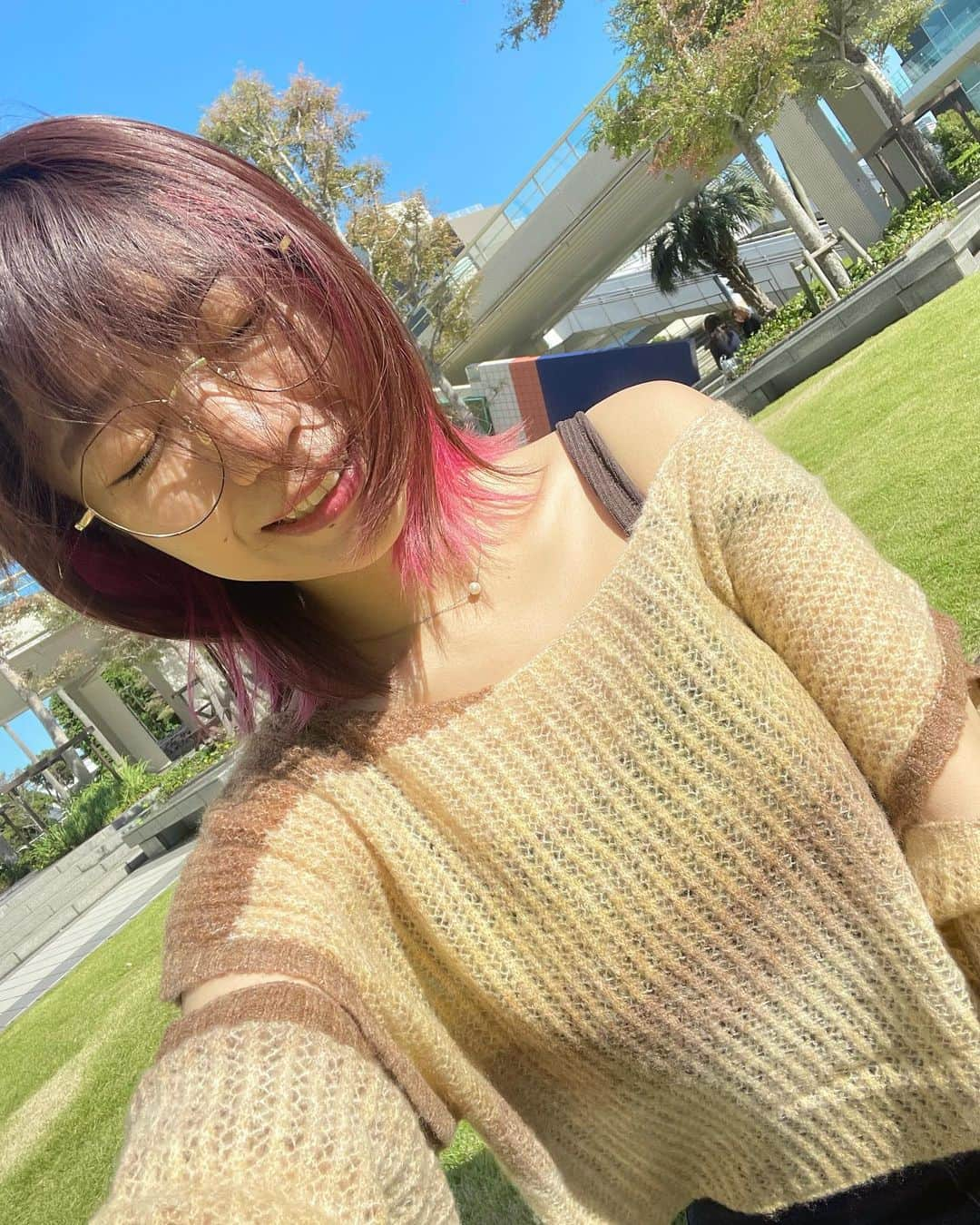 ぱいぱいでか美のインスタグラム：「石栗さんとお揃いのニット🧶 . 石栗さんとの特別な思い出のニット……🧡 (ハロプロカフェ降臨のときに服のブランド教えてもらっただけのことが 私にとっては、こんなにも特別な記憶……) デコルテから肩にかけての開き方とか 透け感あるのとか可愛すぎる🫶🏻🥹 石栗さんほんとこの服お似合いだった〜〜〜☺️ 私もお気に入りの服になりました！ お揃いを許してくれるスタンスの推しメン、ありがたいです。  私の姿勢が悪くて基本左右どちらかに偏っているので 最初の方の写真で肩がっつり出てますが 正しくまっすぐだともうちょい隠れる感じです✊🏻 一番最後の写真がわかりやすいかも あと4枚目の写真が重力あるんだかないんだかに見えたから載せてみる😂  インナーは最近ハマってる下着ブランドChut！のです ここのばかりつけている  昨日の #でか美ちゃん絵恋ちゃん でも このニット着てました🧡 . @ocha_norma_official 石栗さんありがとうございます #LAGUAGEM #Chut #でか美衣装 #でか美私服 #ハロメンが服を着ると売れる」