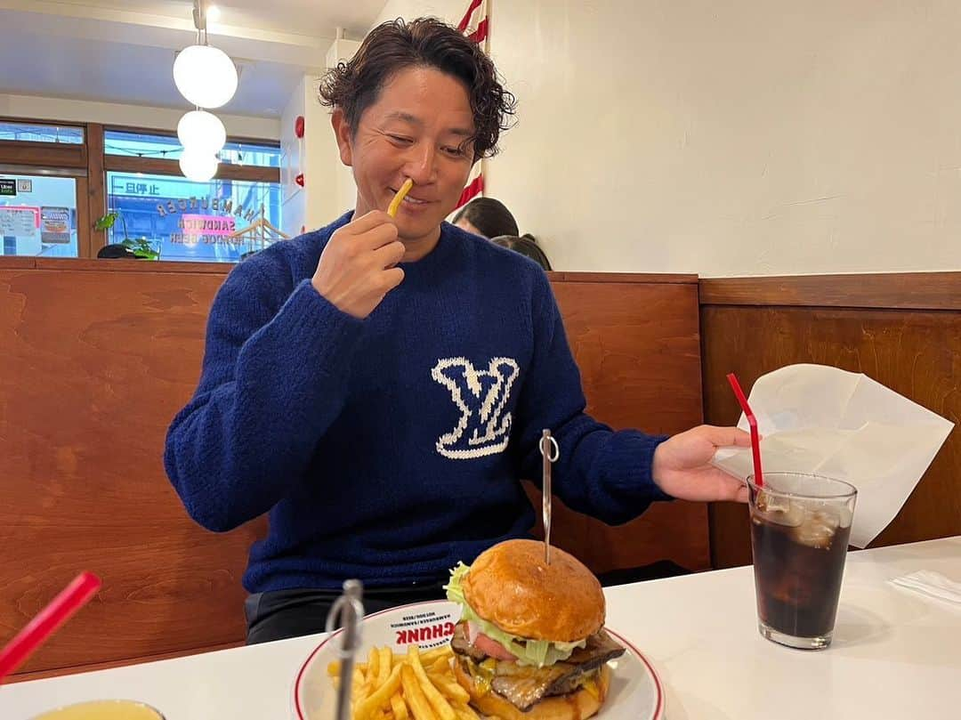 川島慶三さんのインスタグラム写真 - (川島慶三Instagram)「仙台でバーガー🍔 私は長崎の佐世保出身なのですが佐世保はバーガー🍔が有名なのです。 しかし、この店のバーガー🍔も絶品  仙台に来られた際、是非立ち寄ってみて下さい🤤  #CHUNKBURGERSTAND #美味すぎて…笑」10月25日 19時05分 - kawashima.keizo