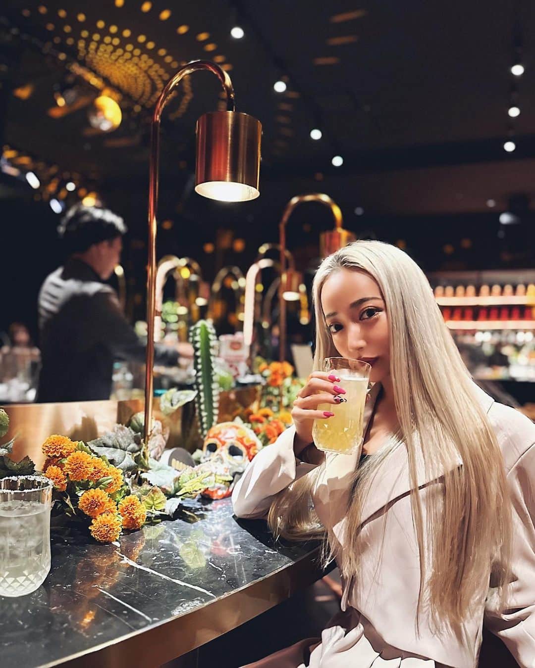 坂本礼美のインスタグラム：「🖤JOSE CUERVO DOTD2023🖤 ローンチパーティーに行ってきました💀🍸💚🤍❤️  「Day of the Dead 」死者の日はメキシコの伝統文化、風習で毎年11月1日、2日に行われています✨  その「死者の日」に向けたパーティー🎈 会場の内装も雰囲気もDOTDの世界観で溢れていて可愛いフォトスポットも沢山でしたぁ🐰🩶🩶🩶  DOTDメイクができるメイクブースがあったり💄 メキシコの民俗音楽を演奏する楽団「マリアッチ」が駐在していて、楽しいパフォーマン スもあったりと、すごい盛り上がりでした🌵✨✨✨💕  そして、カクテル、ショット飲み放題で、久しぶりに美味しいお酒もいただいてきました🐰🍸🩷  DOTDの世界観を存分に楽しめた楽しい夜でした😌🩷🩷  #PR #クエルボ #dayofthedead #死者の日 #dotd」