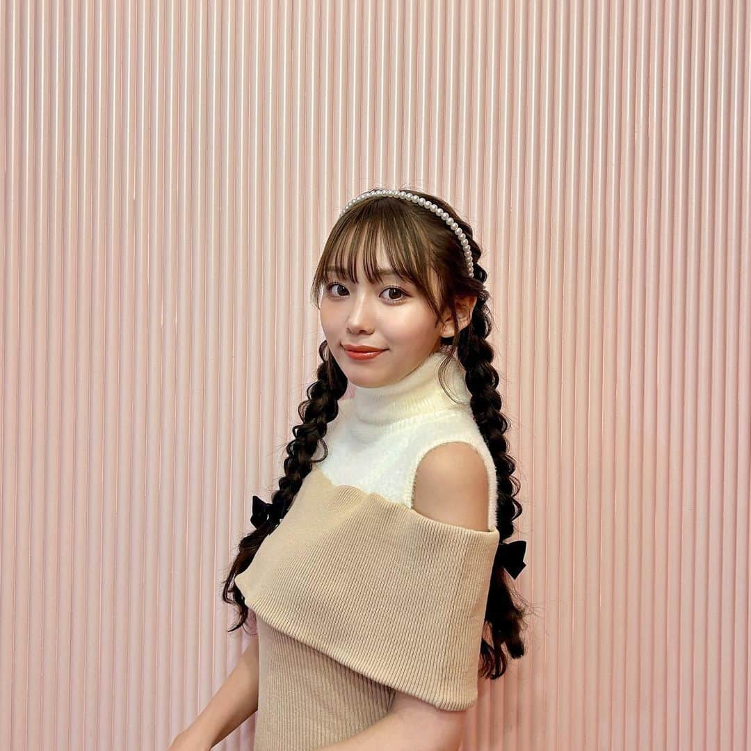 山崎美優（みゆ）さんのインスタグラム写真 - (山崎美優（みゆ）Instagram)「【お知らせ】  この度アイクローゼット スウィートシリーズの カラコンのイメージモデルになりました👀🩵  カラコンのモデルをすることが夢の１つだったこと、 そしてずっと普段から愛用していたアイクローゼットさんのイメージモデルになれてとっても嬉しいです。。😭  めちゃくちゃ盛れる15.0mmから、  ナチュラルで学校などでも使えそうな14.2mmまで 幅広く揃っていて絶対好みのカラコン見つかります🫶🏻  写真の3枚目はオレンジアーモンド 4枚目はギムレット をつけてます🧡❤️   アイクローゼットはホテラバさんで買えます☺︎  お揃いにしてね🌛  アイクローゼット公式通販サイト ホテラバ https://hotellovers.jp/hl/cate/eclsw_15mm  @hotel_lovers.official」10月25日 19時15分 - miyu_911_m