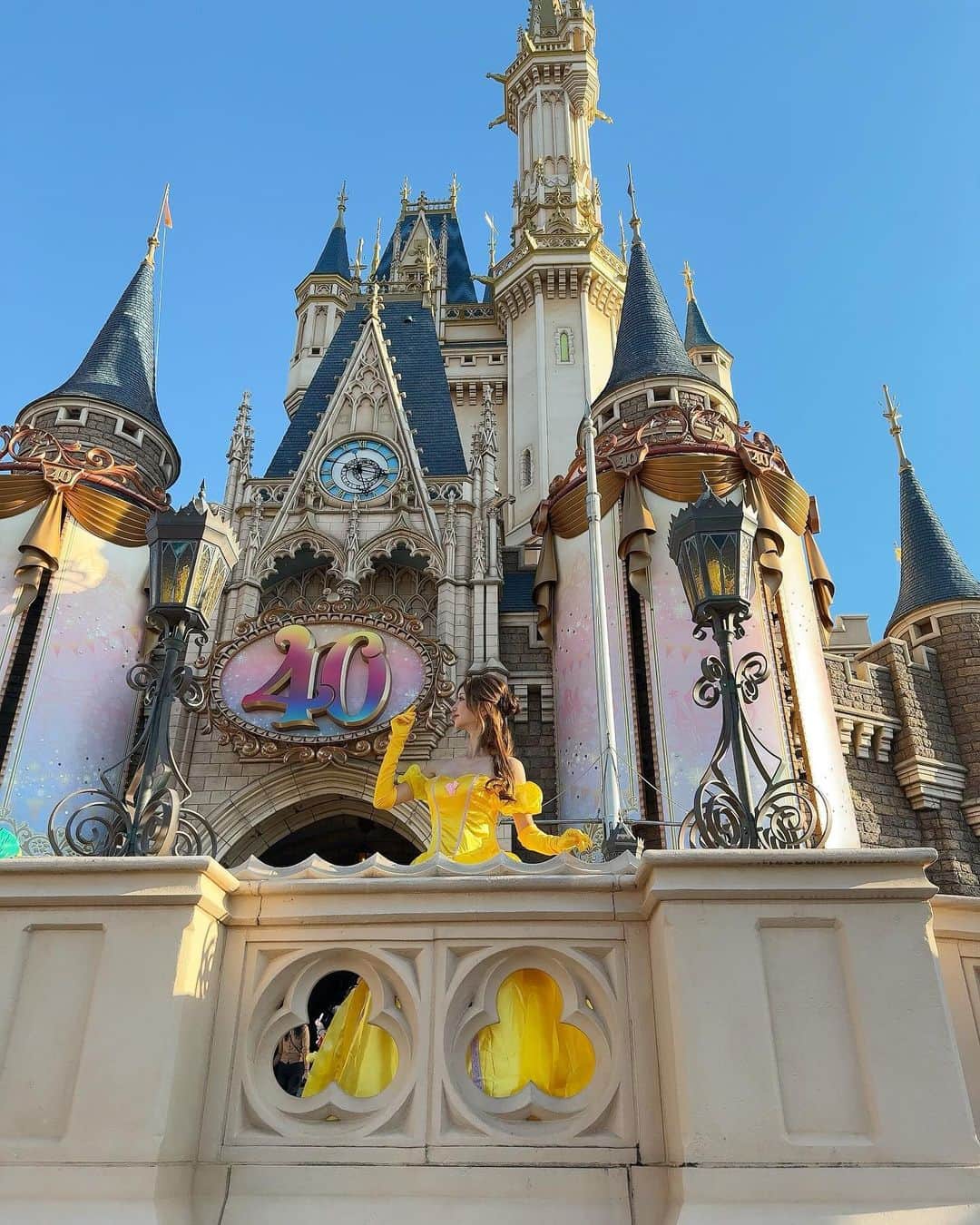 松山英礼奈さんのインスタグラム写真 - (松山英礼奈Instagram)「どうも👸🏼🔔です🌹  2〜5枚目『ご機嫌よう👋🏻』 【大衆へご挨拶】  6枚目国民を招いて『我が城へようこそ〜🏰🌈』 【ファビュラスな世界へようこそ🌹】  7枚目ビール注文して喜んでる👸🏼🍺🎶 『これが民衆の口にするものなのね🍻♡』  8枚目お友達のラプンツェル🌼🌸 『庭園をお散歩したの〜👩🏼‍❤️‍👩🏼』  リアルラプンツェルで可愛すぎた👸🏼🩷 手作りヘアなのすごい🥹👏🏻✨  爆笑しすぎて涙出たよ🤣🤣 楽しいHappy Halloweenでした🎃♥️  #disney #tokyodisneyland  #fabulous #fabulousshot  #princess  #Bell #Rapunzel #ベル #ラプンツェル #プリンセス #美女と野獣 #beautyandthebeast  #Tangled #disneyhalloween  #halloween  #コスプレ #東京ディズニーランド  #ディズニー #dハロ #夢の国」10月25日 19時15分 - hiiiiiiii0802