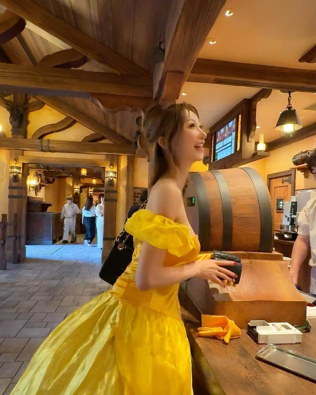 松山英礼奈さんのインスタグラム写真 - (松山英礼奈Instagram)「どうも👸🏼🔔です🌹  2〜5枚目『ご機嫌よう👋🏻』 【大衆へご挨拶】  6枚目国民を招いて『我が城へようこそ〜🏰🌈』 【ファビュラスな世界へようこそ🌹】  7枚目ビール注文して喜んでる👸🏼🍺🎶 『これが民衆の口にするものなのね🍻♡』  8枚目お友達のラプンツェル🌼🌸 『庭園をお散歩したの〜👩🏼‍❤️‍👩🏼』  リアルラプンツェルで可愛すぎた👸🏼🩷 手作りヘアなのすごい🥹👏🏻✨  爆笑しすぎて涙出たよ🤣🤣 楽しいHappy Halloweenでした🎃♥️  #disney #tokyodisneyland  #fabulous #fabulousshot  #princess  #Bell #Rapunzel #ベル #ラプンツェル #プリンセス #美女と野獣 #beautyandthebeast  #Tangled #disneyhalloween  #halloween  #コスプレ #東京ディズニーランド  #ディズニー #dハロ #夢の国」10月25日 19時15分 - hiiiiiiii0802