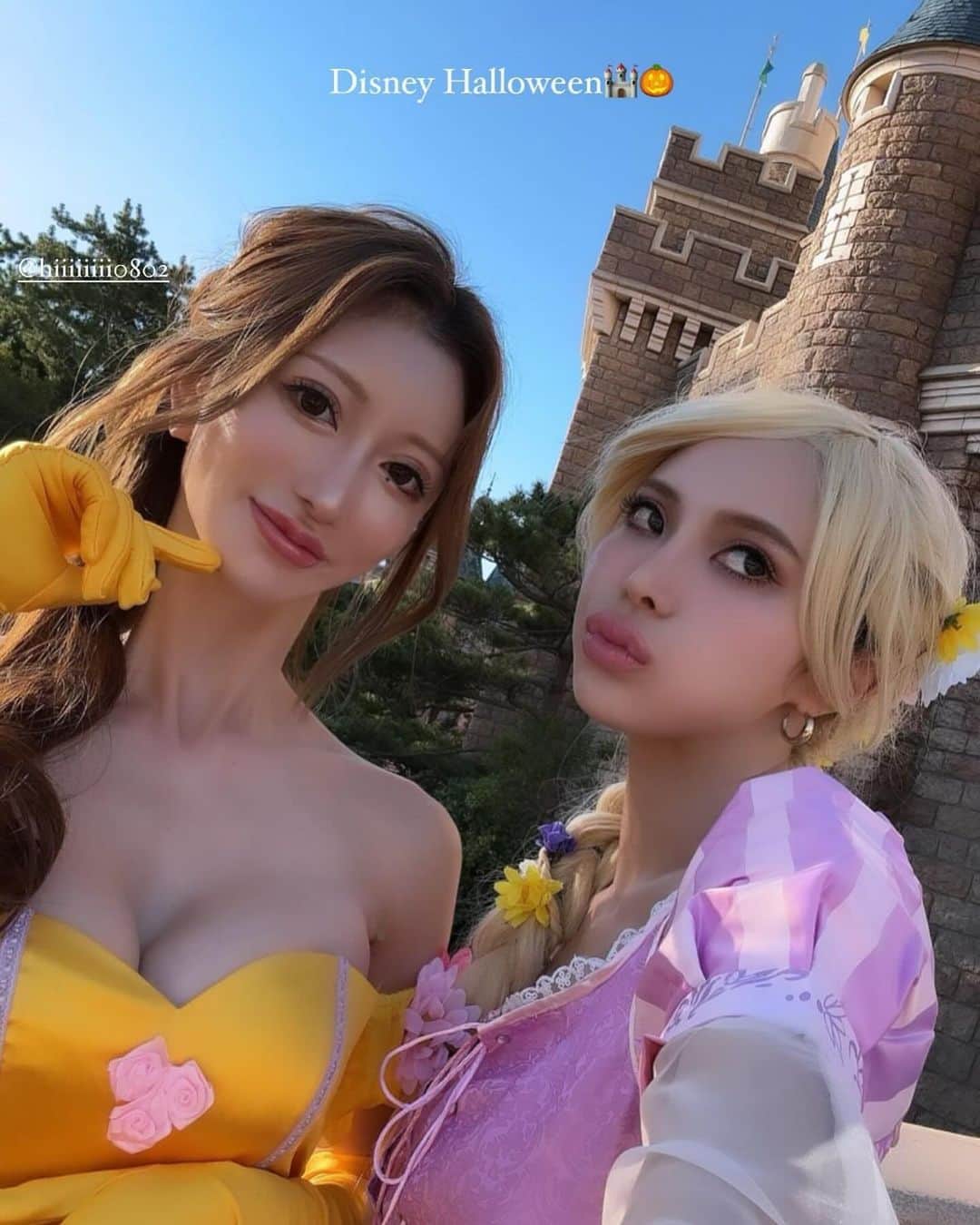 松山英礼奈さんのインスタグラム写真 - (松山英礼奈Instagram)「どうも👸🏼🔔です🌹  2〜5枚目『ご機嫌よう👋🏻』 【大衆へご挨拶】  6枚目国民を招いて『我が城へようこそ〜🏰🌈』 【ファビュラスな世界へようこそ🌹】  7枚目ビール注文して喜んでる👸🏼🍺🎶 『これが民衆の口にするものなのね🍻♡』  8枚目お友達のラプンツェル🌼🌸 『庭園をお散歩したの〜👩🏼‍❤️‍👩🏼』  リアルラプンツェルで可愛すぎた👸🏼🩷 手作りヘアなのすごい🥹👏🏻✨  爆笑しすぎて涙出たよ🤣🤣 楽しいHappy Halloweenでした🎃♥️  #disney #tokyodisneyland  #fabulous #fabulousshot  #princess  #Bell #Rapunzel #ベル #ラプンツェル #プリンセス #美女と野獣 #beautyandthebeast  #Tangled #disneyhalloween  #halloween  #コスプレ #東京ディズニーランド  #ディズニー #dハロ #夢の国」10月25日 19時15分 - hiiiiiiii0802