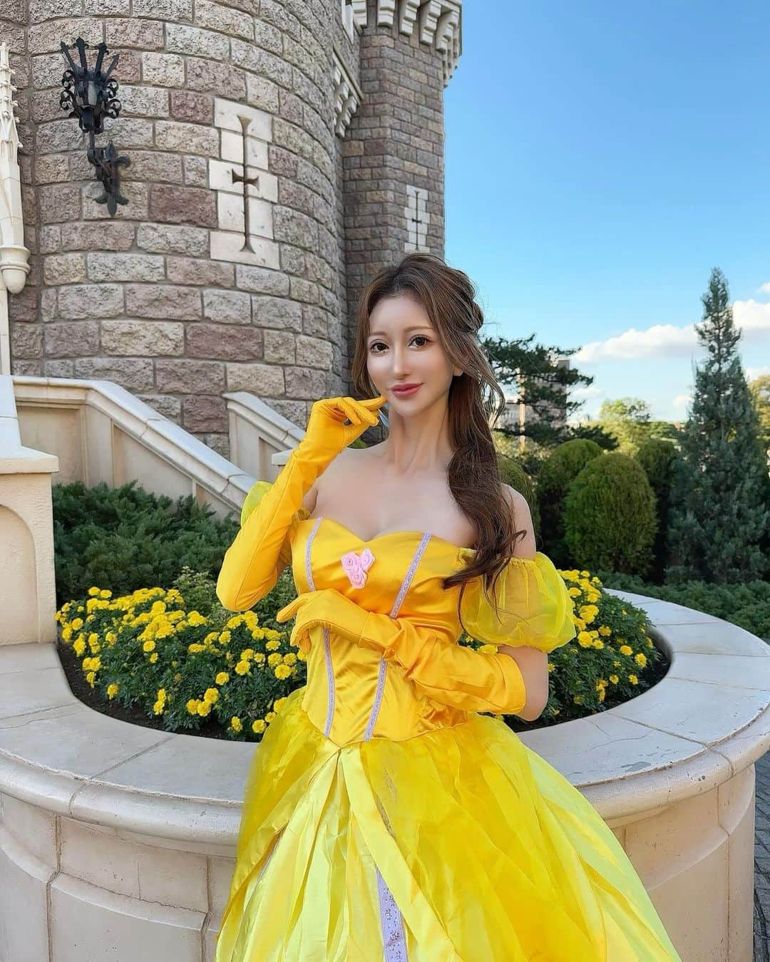 松山英礼奈のインスタグラム：「どうも👸🏼🔔です🌹  2〜5枚目『ご機嫌よう👋🏻』 【大衆へご挨拶】  6枚目国民を招いて『我が城へようこそ〜🏰🌈』 【ファビュラスな世界へようこそ🌹】  7枚目ビール注文して喜んでる👸🏼🍺🎶 『これが民衆の口にするものなのね🍻♡』  8枚目お友達のラプンツェル🌼🌸 『庭園をお散歩したの〜👩🏼‍❤️‍👩🏼』  リアルラプンツェルで可愛すぎた👸🏼🩷 手作りヘアなのすごい🥹👏🏻✨  爆笑しすぎて涙出たよ🤣🤣 楽しいHappy Halloweenでした🎃♥️  #disney #tokyodisneyland  #fabulous #fabulousshot  #princess  #Bell #Rapunzel #ベル #ラプンツェル #プリンセス #美女と野獣 #beautyandthebeast  #Tangled #disneyhalloween  #halloween  #コスプレ #東京ディズニーランド  #ディズニー #dハロ #夢の国」