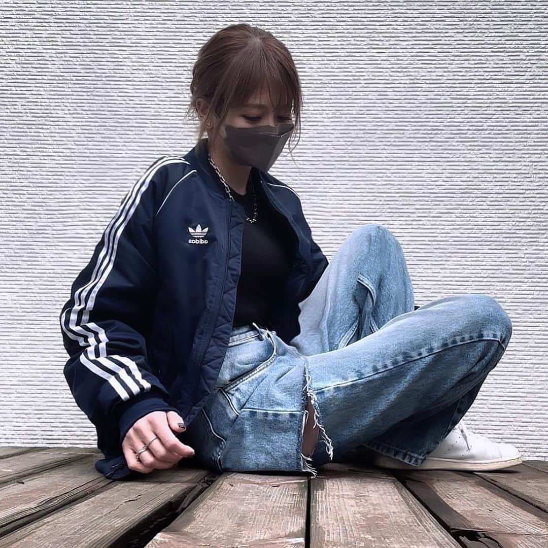 山本明果のインスタグラム：「⠀ ⠀ ⠀ ⠀ @adidasoriginals  サイズXSだよ。 ⠀ ⠀」