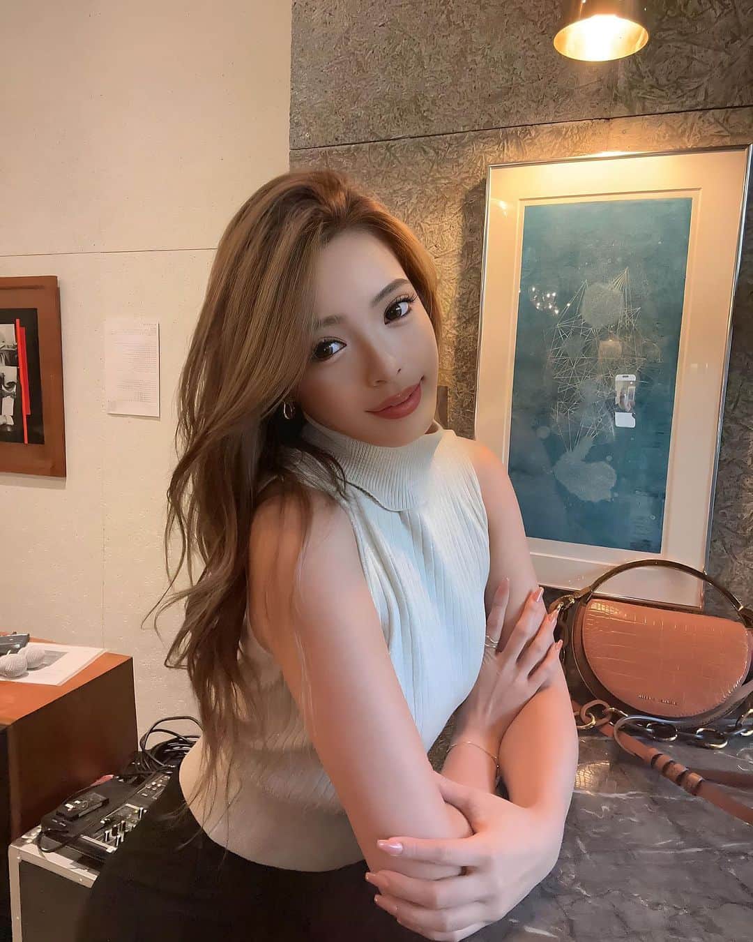 のインスタグラム：「まだお昼は少しあったかい☀️ もうすぐファンイベントだね🎃🖤 いつもとは違うハロウィン仕様のTEA DANCE🫖✨  2ショットは予約できたー？📸❤️ まってるね？🥰  今日もランニングいってきまーす！ 今日は何キロいけるかなぁ？🏃‍♀️💨  #cjd_riona #サイバージャパン  #cyberjapan」