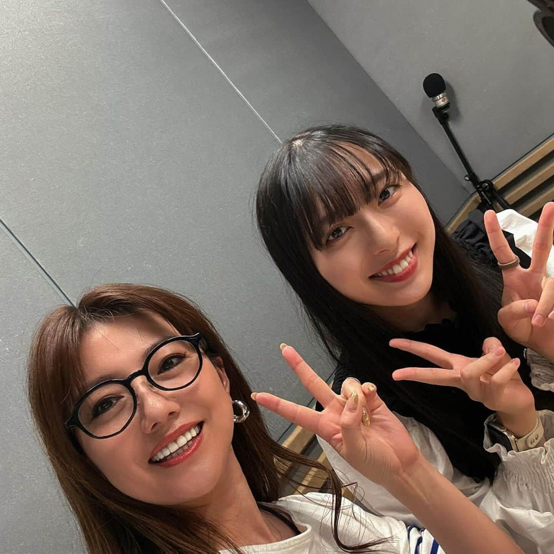 島谷ひとみさんのインスタグラム写真 - (島谷ひとみInstagram)「📻  HIPPYが、NHKラジオ 広島「ひろしま コイらじ」に呼んでくれた。  で、  せっかくなら、スタジオに遊びに行くー！と。  それが、今日。  HIPPYがいない。www  代わりに、ワタクシがピンチヒッターでSTU48の今村美月ちゃんとお送りしました〜w  そんなことある！？w  おかげで楽しい〜時間をたっぷりと頂きましたとさw  因みに、  本日、情報解禁されました！ HIPPY &HITOMIニューデジタルシングル『PEACE STOCK』  11/12リリースが決定致しました‼️  2023年11月12日（日）に広島マリーナホップで開催される『PEACE STOCK 78' HIROSHIMA』のテーマソングとなっております。  作曲は、広島『愛の川』で出逢った、山本加津彦さん。  作詞は、HIPPY &HITOMI &山本加津彦さん  私の公式YouTubeにショートバージョンがアップされました🎵  ぜひお聞きください。  で、HIPPYどこ行ったん！？w  #広島 #コイらじ #NHK広島 #HIPPY #今村美月 ちゃん #志賀隼哉 さん #島谷ひとみ #PEACE STOCK #ニューデジタルシングルリリース #HIPPY &HITOMI」10月25日 19時08分 - shimatani_hitomi_official