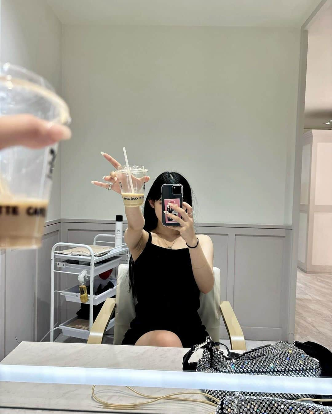 村川緋杏のインスタグラム：「🎀  最近ヘアメイクにハマってる⎛˶'ᵕ'˶ ⎞ 次は何の髪型にしてほしい〜？‎\♥︎/  2枚目ハイツインコロネ 3枚目ハイツインウェーブ 4枚目ハーフアップみたいなハーフツイン 5枚目猫耳  最近美容室行きすぎてる🥺笑♡」