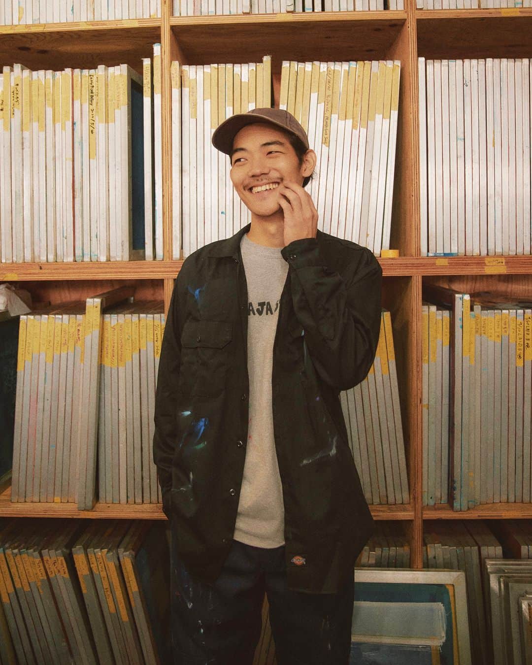 ディッキーズさんのインスタグラム写真 - (ディッキーズInstagram)「「EVERYDAY MAKERS」 ジャンルは様々、思いは一つ。人々の笑顔を作るメーカーたちとそのコミュニティを紹介していくシリーズ。  PAJA STUDIO (@pajastudio) PART 1/3  「シルクスクリーンに関しては、限界値がないというか。工夫と努力次第で天井がない。」と語るのは、”PAJA STUDIO”（パハスタジオ）のオーナでありアーティストの森岡孝充氏。  ここ、PAJA STUDIOにはありとあらゆるカラフルなインクや印刷の道具が溢れるだけでなく、置かれている玩具、漫画、レコード、ポスター、パズルなど一つ一つに個性豊かなスタッフたちのキャラクターが満ち溢れている。  ただのプリントスタジオではなく、オリジナルアイテムを制作するなどクリエイティブな面が光るのも魅力の一つ。森岡氏が仲間たちと切磋琢磨しながら完成させていくTシャツやパーカーは、彼らが誇りに思うだけでなく多くの人々を魅了する。  PAJA STUDIOは、シルクスクリーンの奥深さを感じることができる場所だ。  #Dickies #ディッキーズ #everydaymakers #エブリデイメイカーズ」10月25日 19時10分 - dickies_jp