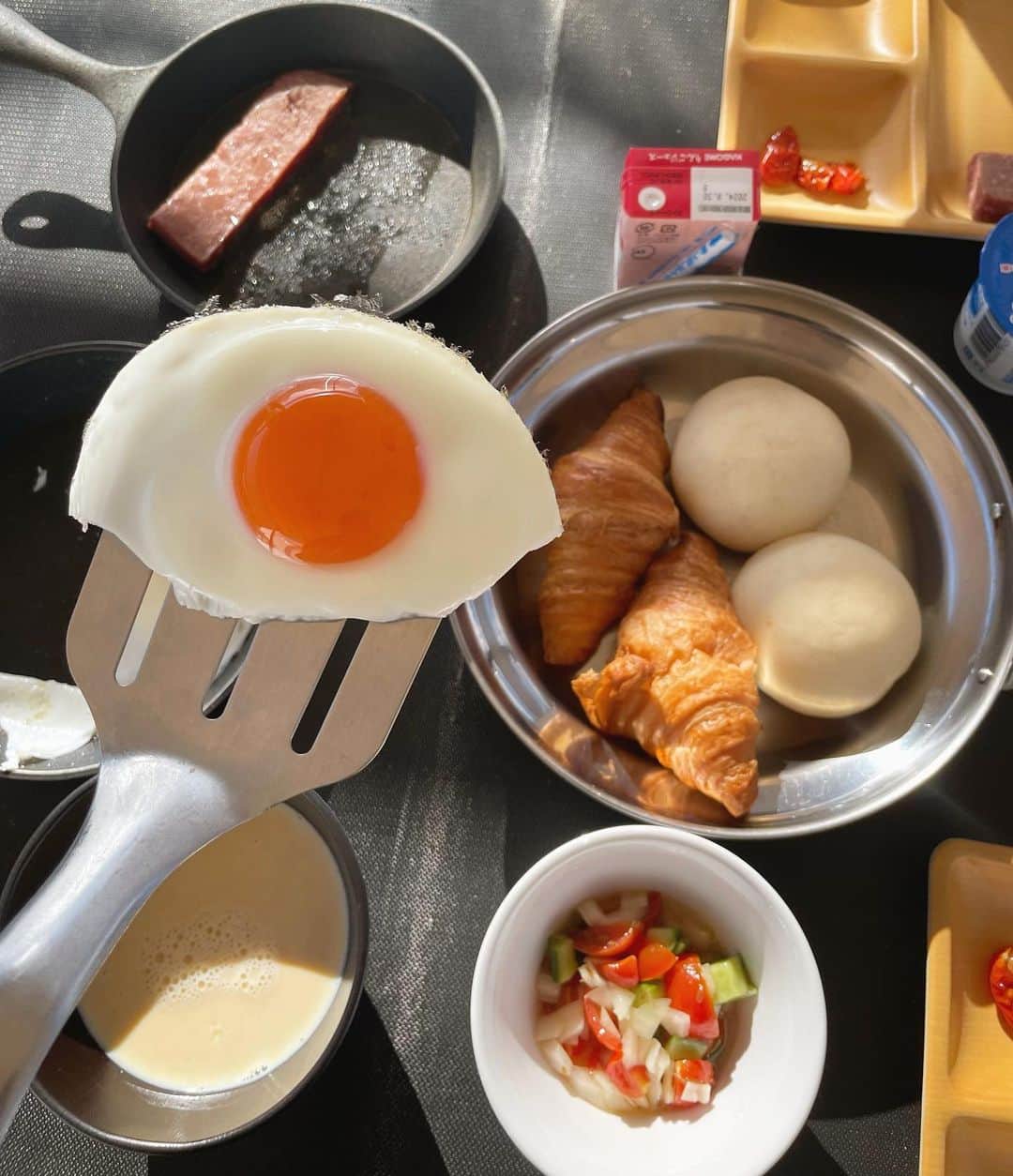 佐々木かいさんのインスタグラム写真 - (佐々木かいInstagram)「1泊2日でグランピングに 行ってきました🍳🏕️ 朝ごはんも夜ごはんもBBQスタイルで とっても楽しかったです🥺♡ （初心者には火加減難しかったですが😂） のりたまはピザをデリバリー（持参）して 大はしゃぎしておりました🐻🍕笑笑 ・ ・ #グランピング #bbq」10月25日 19時10分 - kai_s_1213