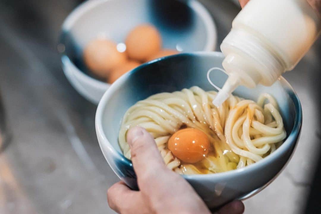 sacaiさんのインスタグラム写真 - (sacaiInstagram)「sacai THE noodle by Menchirashi  Taking you behind the kitchen of sacai THE noodle by Menchirashi, where all udons are made fresh everyday. sacai THE noodle by Menchirashi @menchirasi_one at BaseHall @basehallhk with Curry Up @curryuphurryup and Yardbird @yardbirdyakitori will run until Oct. 28,2023, so hurry in and have a bowl.  BaseHall 02, LG/F, Jardine House, 1 Connaught Place, Central, Hong Kong.  Opening Schedule: Oct 24 to 28: 11:00 - 22:00 *Oct 26 will close at 17:30 *Oct 27 will close at 20:00 First Come, First Served. While Supplies Last. Limited number of bowls daily. Will close earlier if sold out.  As seen worn by the crew, sacai x Menchirashi collaboration T-shirt, available in Black and White, will be available at the Pop up located at BELOWGROUND @belowground.hk in the basement floor of the Landmark atrium.  BELOWGROUND pop-up Basement, Landmark Atrium, 15 Queen’s Road Central Opening Hours : 11:00 - 19:00  #sacai #curryuphurryup #menchirashi #yardbirdhk #basehall」10月25日 19時11分 - sacaiofficial
