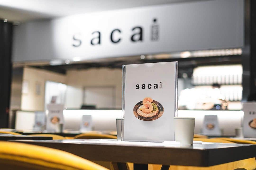 sacaiのインスタグラム：「sacai THE noodle by Menchirashi  Taking you behind the kitchen of sacai THE noodle by Menchirashi, where all udons are made fresh everyday. sacai THE noodle by Menchirashi @menchirasi_one at BaseHall @basehallhk with Curry Up @curryuphurryup and Yardbird @yardbirdyakitori will run until Oct. 28,2023, so hurry in and have a bowl.  BaseHall 02, LG/F, Jardine House, 1 Connaught Place, Central, Hong Kong.  Opening Schedule: Oct 24 to 28: 11:00 - 22:00 *Oct 26 will close at 17:30 *Oct 27 will close at 20:00 First Come, First Served. While Supplies Last. Limited number of bowls daily. Will close earlier if sold out.  As seen worn by the crew, sacai x Menchirashi collaboration T-shirt, available in Black and White, will be available at the Pop up located at BELOWGROUND @belowground.hk in the basement floor of the Landmark atrium.  BELOWGROUND pop-up Basement, Landmark Atrium, 15 Queen’s Road Central Opening Hours : 11:00 - 19:00  #sacai #curryuphurryup #menchirashi #yardbirdhk #basehall」