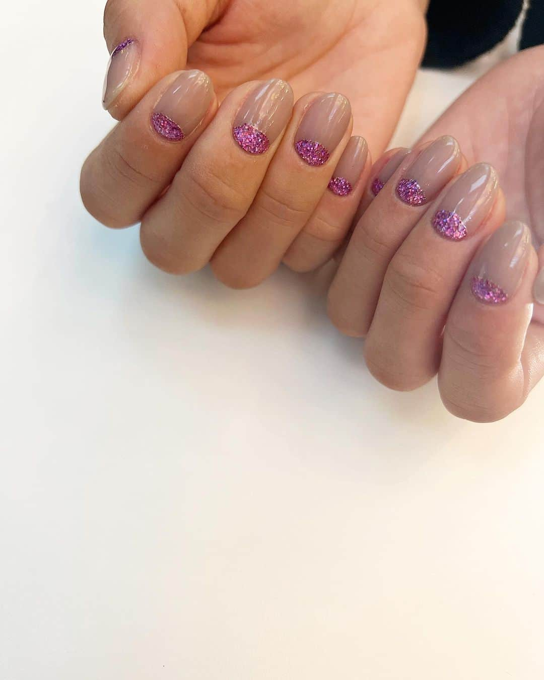 Kana Kobayashiのインスタグラム：「初めてのお客様もお気軽にお問い合わせ下さい✵ #nail #ネイル #ネイルデザイン #ネイルアート #ハーフムーン #キラキラ #大人ネイル #シンプルネイル #東京ネイルサロン」