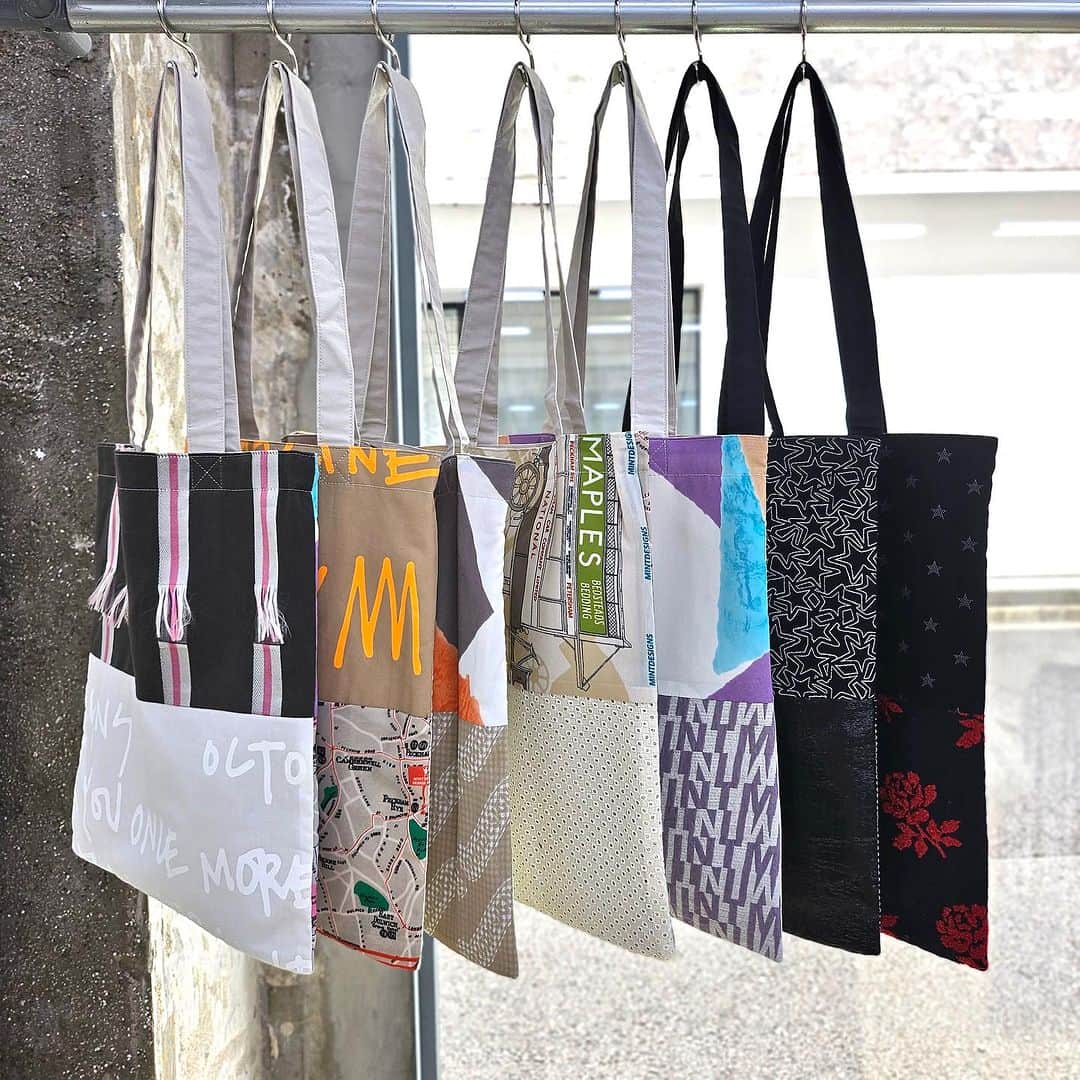 のインスタグラム：「. -TEXTILE  BAG-  歴代のオリジナルテキスタイルを組み合わせた、テキスタイルバッグはブランドでも人気のアイテム。 バッグの前後で異なるテキスタイルを組み合わせ、様々なシーンで重宝するA4サイズのトトートです♪  ■TEXTILE BAG ( two divided ) 3color:MONOTONE ASSORTED/BEIGE ASSORTED/MULTI ASSORTED size:31×35cm ※カラーアソートのため柄はお選びいただけません。  #mintdesigns #ミントデザインズ #2023aw」