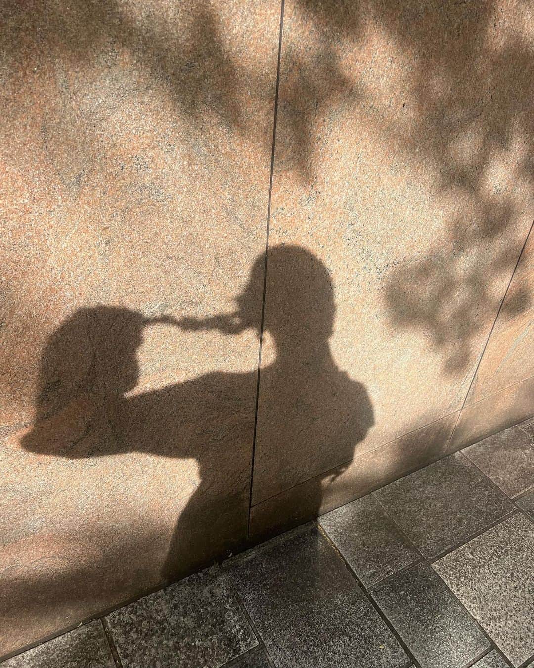 山中美智子のインスタグラム：「今日は、色々と濃い1日になりそうです🍂  今スキンケアの勉強会が終わりまして✨  夜はめぐちゃんとLIVE🤍  22時から是非みてね🫰🏾」