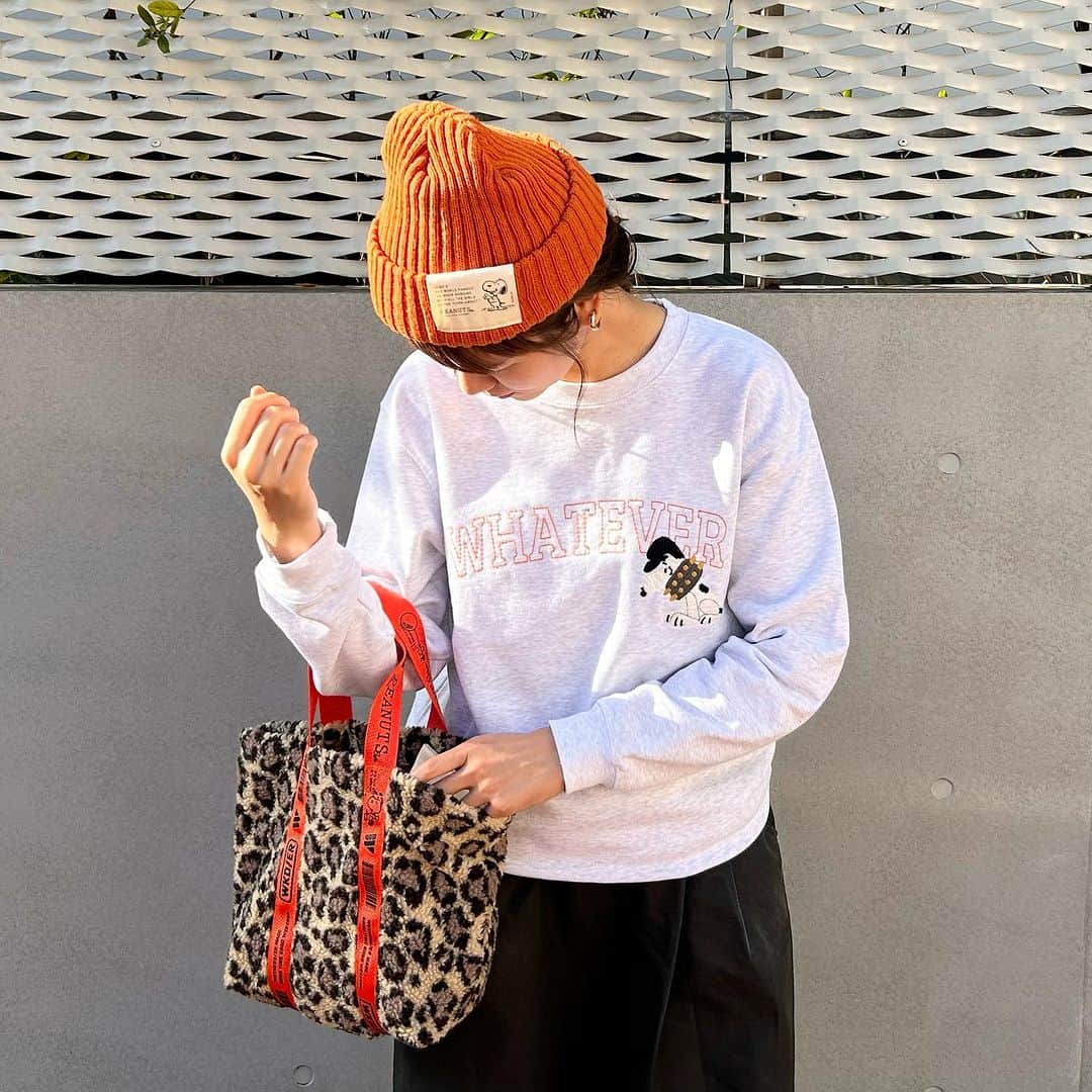 のインスタグラム：「new | 色違いでお揃いコーデを楽しめるアパレルが登場！  様々なシーンで活躍するスウェットやニットキャップをご用意しました。  □ニットキャップ  (オレンジ/グレー/ブラック) □刺繍スウェットシャツ  (杢ホワイト/ダークグレー) 　  他にも、お出かけが楽しくなるシーズンにぴったりなバッグやウェアなどを販売中◎  ‐販売店舗 PEANUTS Cafe 全店舗 PEANUTS Cafe オンラインショップ  @peanutscafe_tokyo トップのリンクより、オンラインショップページでもお買い求めいただけます。」