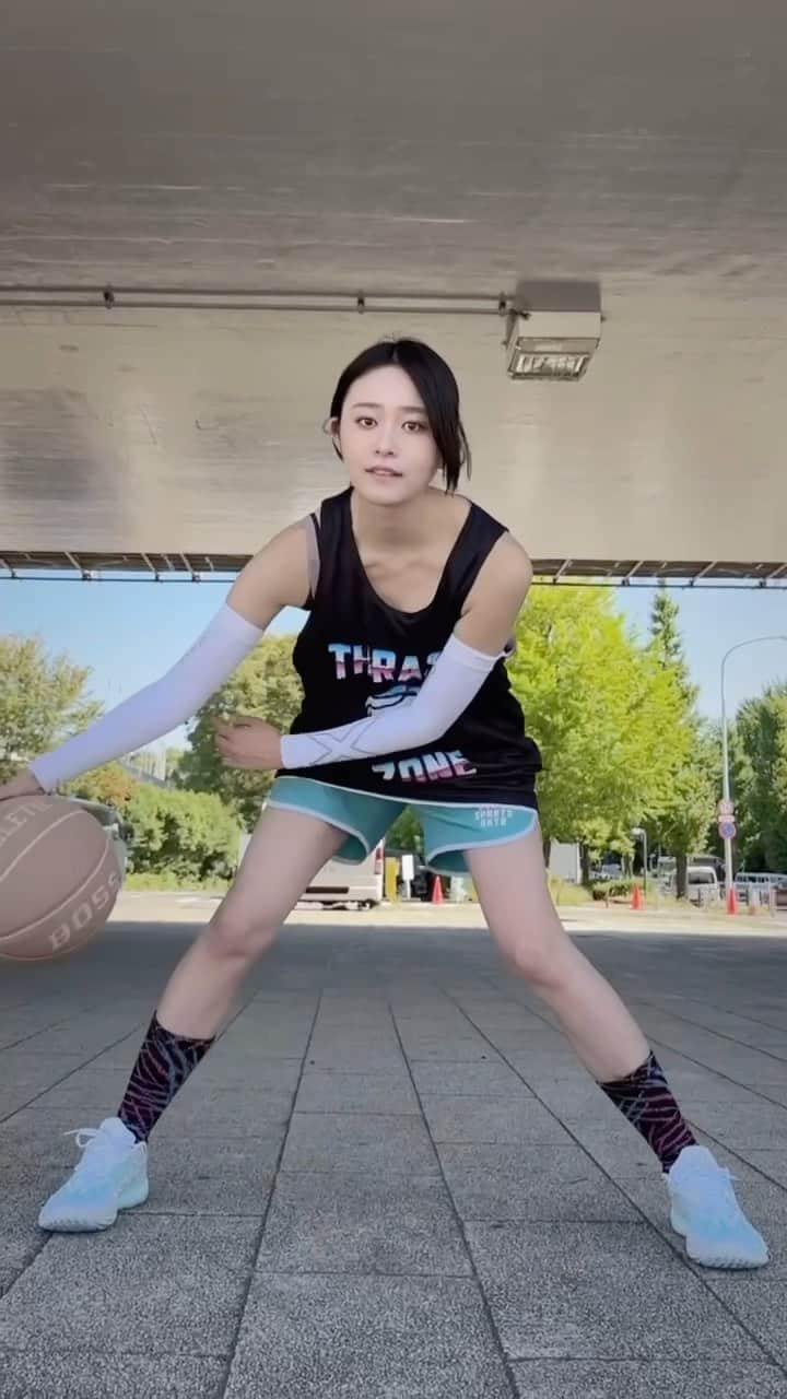 彩雪のインスタグラム：「音ハメハンドリング🏀(ちょっと失敗した笑) このバスケコーデお気に入り🫶  tops(@ryzm.jp ) armwear(@2xu_japan_official ) pants&socks(@aktr_official ) shoes(@wayofwade )」