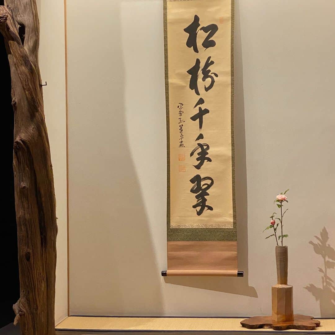FRaUさんのインスタグラム写真 - (FRaUInstagram)「表参道「即今」で、日本のJapan's ほんもの Authentic のラグジュアリー Luxuryに出会えました。  宇治400年の茶陶「朝日焼」松林豊斎十六世のお話を伺いながら、手がけた器とともに楽しむ食事、そして茶室での薄茶……。 朝日焼はJAXURYアワードでも「日常的な上質さ」部門賞受賞の、小堀遠州ゆかりの「侘び寂び」より明るく、軽やかな輝きのある「綺麗さび」。  JAXURY（ジャクシュアリー）= Japan's Authentic Luxuryな夜でした。  #asahiyaki #sokkon #fraumagazine」10月25日 19時24分 - fraumagazine