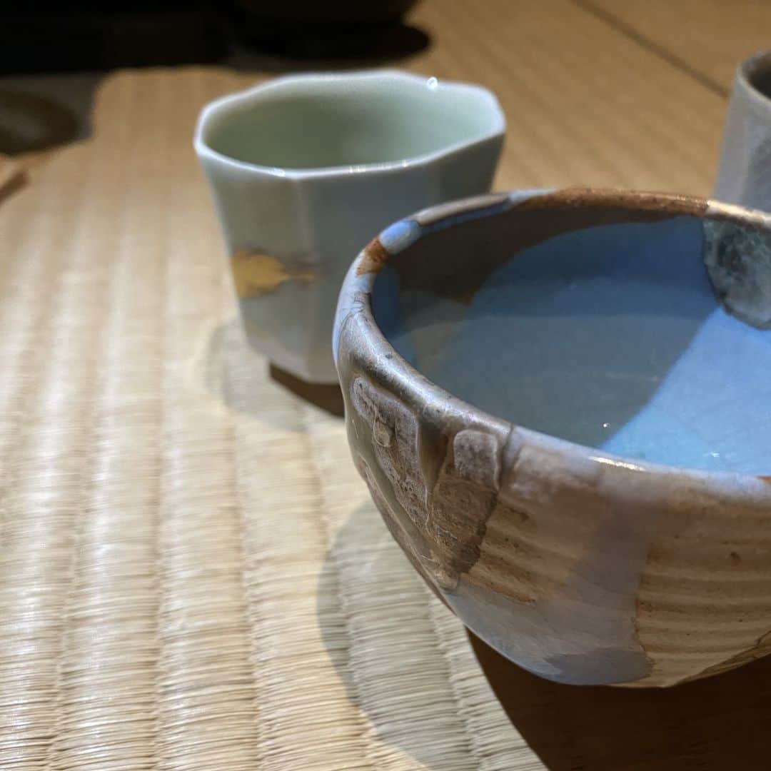 のインスタグラム：「表参道「即今」で、日本のJapan's ほんもの Authentic のラグジュアリー Luxuryに出会えました。  宇治400年の茶陶「朝日焼」松林豊斎十六世のお話を伺いながら、手がけた器とともに楽しむ食事、そして茶室での薄茶……。 朝日焼はJAXURYアワードでも「日常的な上質さ」部門賞受賞の、小堀遠州ゆかりの「侘び寂び」より明るく、軽やかな輝きのある「綺麗さび」。  JAXURY（ジャクシュアリー）= Japan's Authentic Luxuryな夜でした。  #asahiyaki #sokkon #fraumagazine」