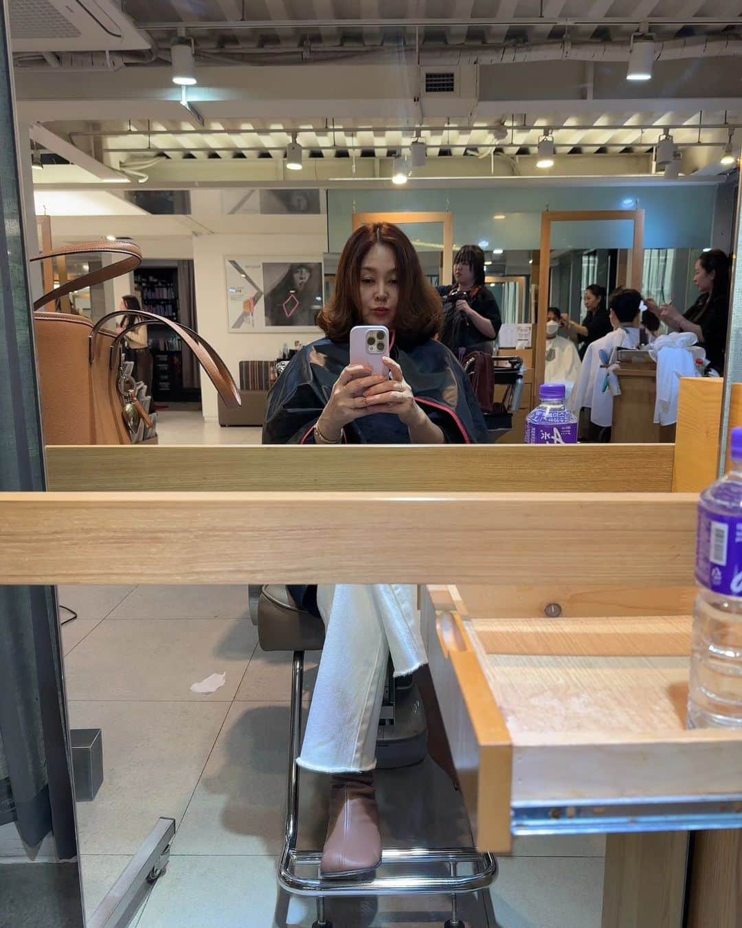 イ・スンヨンのインスタグラム：「정샘물샵  @seojinhee2144  서희 원장님   이랬는데 ~~요래됬슴당😊😊  #뿌염 #안하고시푸당 #소심한앞머리자름 #합잘맞는헤어쌤ㅋ❤️❤️❤️」