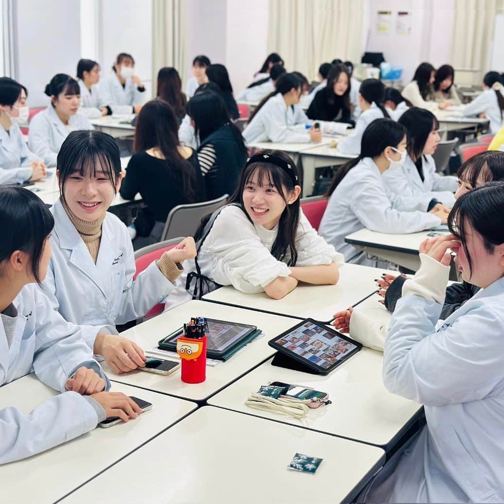 新大阪歯科衛生士専門学校【公式】のインスタグラム：「滋慶学園グループ校の学生と授業交流✏️✨  グループ校である札幌看護医療専門学校 歯科衛生士学科の学生が来校して 交流会を行いました🌈  同じ歯科の分野を目指す 仲間ということもあり、 交流会は大盛り上がりでしたよ🤗  滋慶学園は全国で80校以上の 学校を運営しています🏫 このようにグループ校とも授業交流ができ、 様々な知識を学ぶ事ができるのは "本校ならでは"の取り組みです🤩」