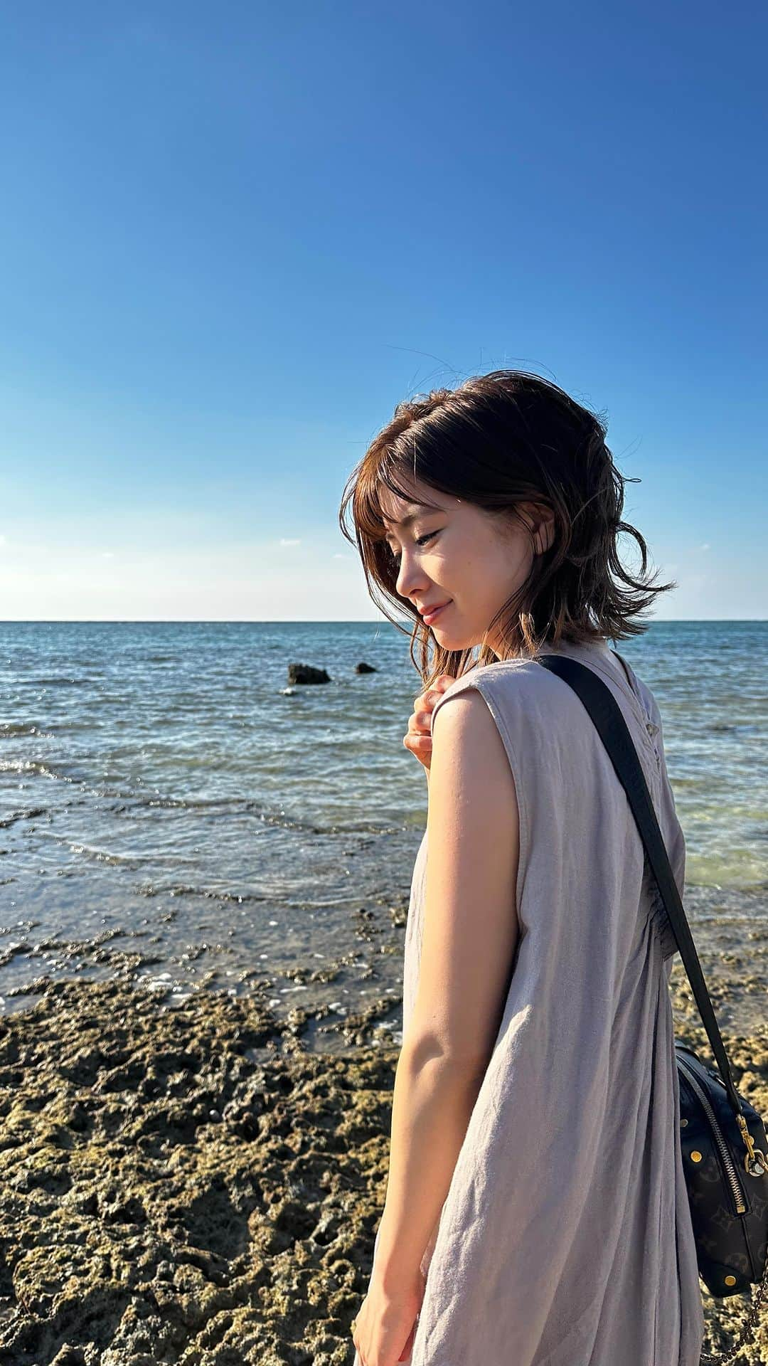 長谷川怜華のインスタグラム：「.. ..  沖縄🌴 滞在最初ほ半分くらいを ざっくり🤭！  ホテルの中庭から そのまま浜辺に出れて それがめっちゃ良かった😌！  泳ぐわけではないけど 浜辺に居るだけで癒された☺️  #沖縄 #沖縄旅行 #アメリカンビレッジ #バンタカフェ #沖縄グルメ #沖縄カフェ #ブルーシール   .. ..」