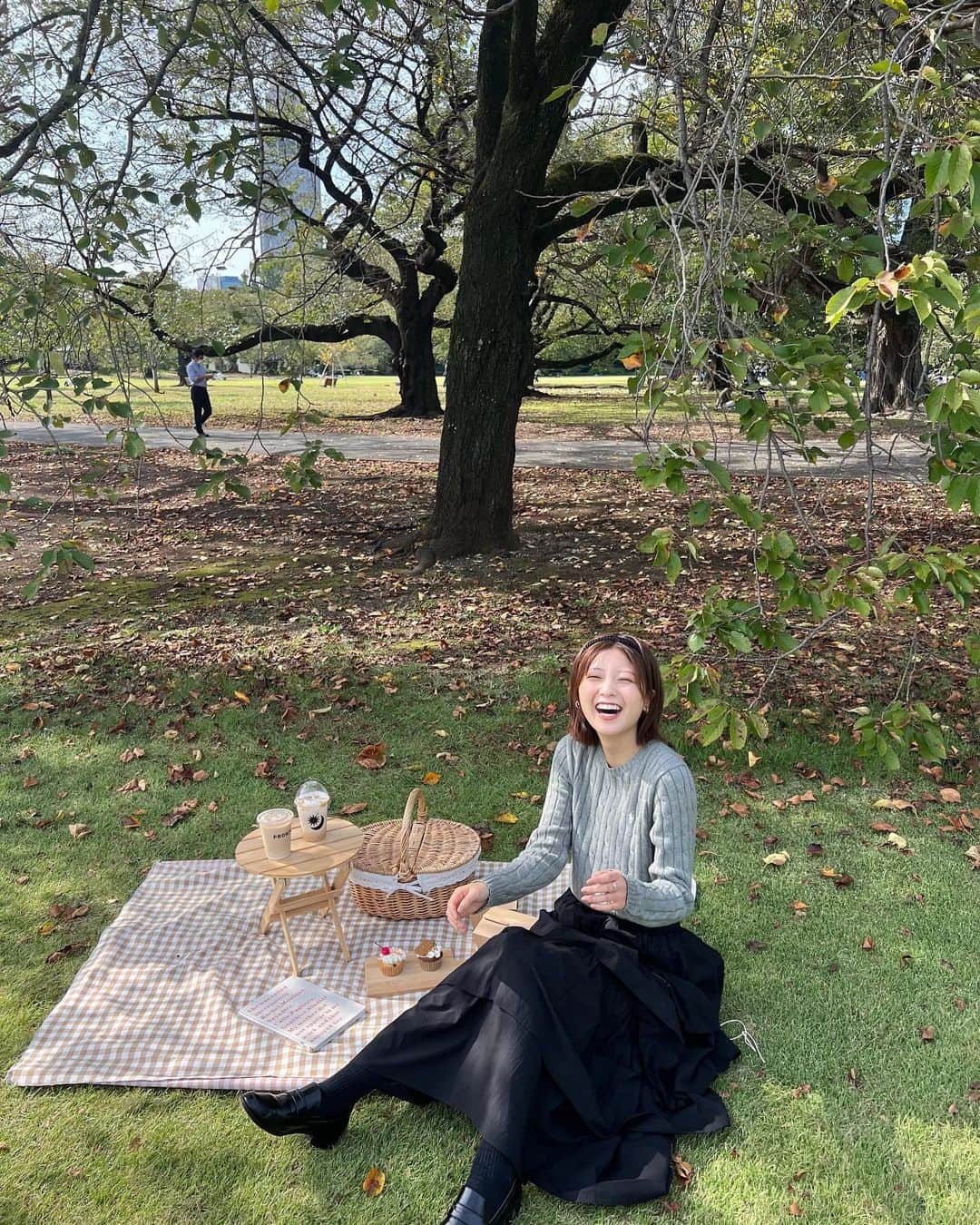 工藤美桜のインスタグラム：「先日かなみんとピクニックしてきました🧺💙 こんなにかわいいピクニックをしたのは初めてでワクワクしました…！ふんわり、おっとりなかなみんにも癒されながら最高の休日でした♪  #辻野かなみ　ちゃん #かなみんかわいい」