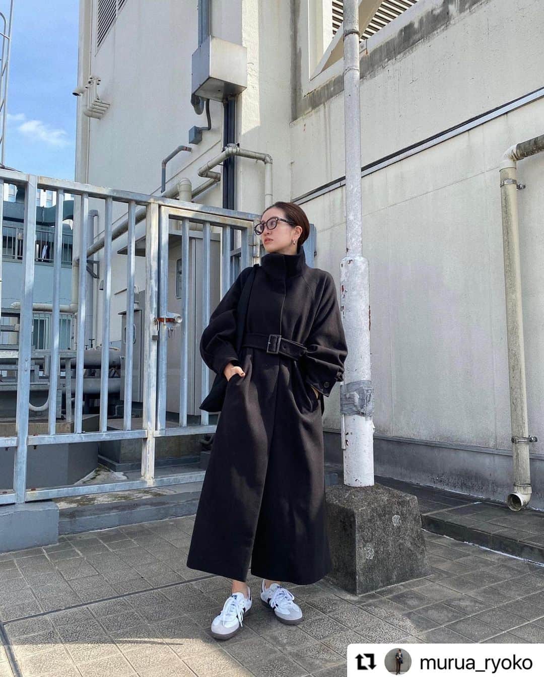 MURUAのインスタグラム：「#Repost @murua_ryoko with @use.repost ・・・ . ⁡ 今年の本命アウター🖤 #スタンドカラーコート Mサイズです✌︎ Mなら着丈122もあるからロング派に最高☺️ 162センチでスニーカー合わせでこの長さ☺️👌🏽 ⁡ 全店とwebでも昨日からやっと発売されたので ぜひチェックしてくださいね〜✍🏼♡ ▶︎▶︎ @murua_ryoko  ⁡ ちなみに共地のベルト付いてますが、 3.4枚目みたいにベルトなしでもオススメです✌︎ ⁡ ・・・ 着用アイテムは商品タグ or TOPのURLからチェック ▶︎▶︎ @murua_by_staff  #murua #murua_snap #ootd #ootdfashion #coordinate #fashion #murua2023aw」