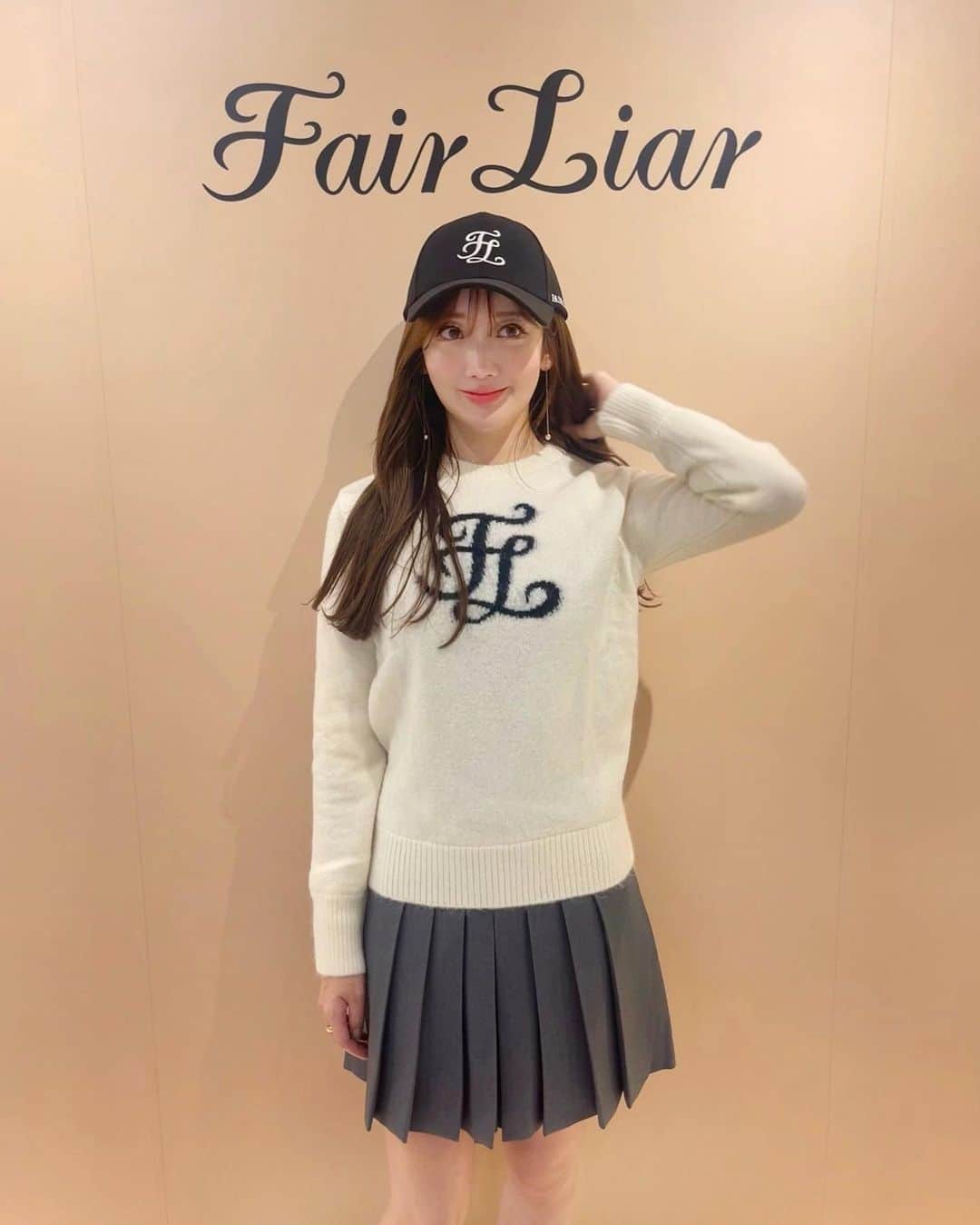 のインスタグラム：「@fairliar.jp 🐈‍⬛🖤 ゴルフし始めた頃からずっと画面越しに見てた韓国のゴルフウェアブランドが日本に上陸と聞いてイベントに遊びに行ってきた🫶🏻 ⠀ それはもう可愛くて可愛くて。 大人っぽいアイテムも沢山で、コーデの妄想が止まらなかった🫧 ⠀ デイリーに使えそうなこのニットがタイプだったな🖤 あえてメンズのキャップ合わせも甘過ぎなくて好き。 ⠀ シーズン到来。今週末からラウンド続き...楽しみすんぎ⛳️」