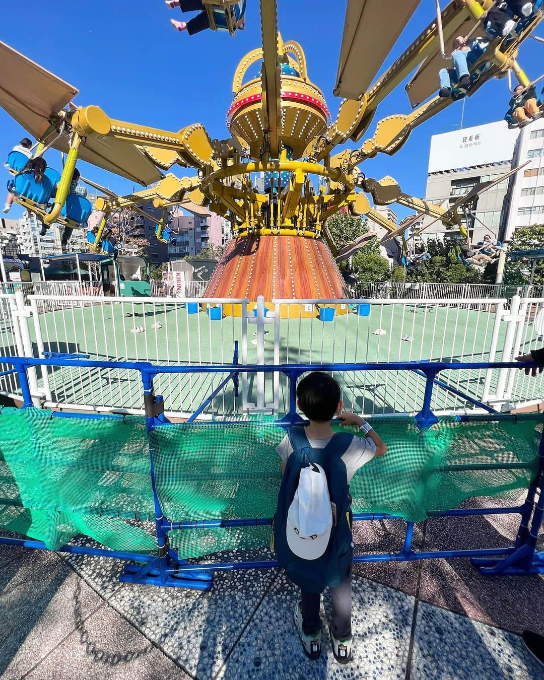 藤田志穂さんのインスタグラム写真 - (藤田志穂Instagram)「子鉄と場面で東京ドームシティ🎡 ・ 2人だとさ、大して良いショットが撮れないんだけども😂 ・ でも 思い出メモに🙏 ・ 土日のフリーパスは 大人が4500円で、3歳〜小学生以下の子鉄は2200円。 ・ 合計6700円🙌 ・ 滞在時間は約3時間なので、チケットに迷っていて。 （5個のアトラクションが乗れるチケットもあるけど、複数人の利用は不可で、子鉄の身長制限などで大人も付き添いが必須だったり🧐） ・ 結局フリーパス購入🫡 ・ ジェットコースターやスリルのあるメインどころは、身長制限などで子鉄は乗れなかったけど🥲 ・ 子鉄の対象年齢&身長の乗り物は、だいたい20分待ちとかで3時間滞在で7個の乗り物に乗れた🙌（合間で、ラクーアにあるキッズ商品を扱ってるUNIQLOにも寄って、欲しかった子鉄の洋服もゲット👍） ・ 今回は短い時間だったけど、ご飯屋さんもいっぱいあるから、アレルギー持ちの子鉄のご飯も心配無さそうで、今度はもっと長い時間楽しめそうだな〜と思った☺️ ・ ディズニーのように、特別感も楽しむのも良いけど、気軽に楽しめる遊園地に出会えて良かったな〜✨（値段やら待ち時間やら😂） ・ 子鉄はとにかくコーヒーカップ的な乗り物が好き😂 ・ そして私も好きだからガンガン回すんだけど。。。 「マチュピチュ〜！！」連呼🤣（謎） ・ 5歳前までは、2人きりの外出は少なからず気合いが必要だったけど、本当に一緒に楽しめる事の方が増えたなぁ☺️ ・ #後楽園 #東京ドームシティ #東京ドームシティアトラクションズ  #もっと写真あるけど #自撮りばかりで #映えない 😂 #アレルギーっ子 #場面親子 #B型ひとりっ子親子 #マチュピチュ 🤣 #思い出メモ」10月25日 19時20分 - shiho_fujita44