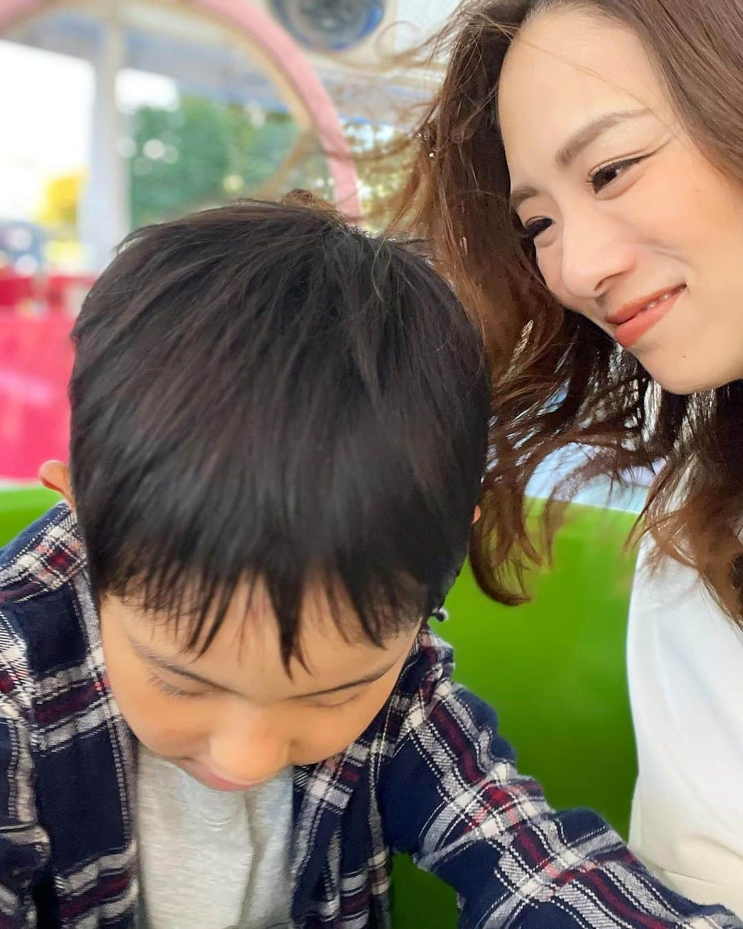 藤田志穂さんのインスタグラム写真 - (藤田志穂Instagram)「子鉄と場面で東京ドームシティ🎡 ・ 2人だとさ、大して良いショットが撮れないんだけども😂 ・ でも 思い出メモに🙏 ・ 土日のフリーパスは 大人が4500円で、3歳〜小学生以下の子鉄は2200円。 ・ 合計6700円🙌 ・ 滞在時間は約3時間なので、チケットに迷っていて。 （5個のアトラクションが乗れるチケットもあるけど、複数人の利用は不可で、子鉄の身長制限などで大人も付き添いが必須だったり🧐） ・ 結局フリーパス購入🫡 ・ ジェットコースターやスリルのあるメインどころは、身長制限などで子鉄は乗れなかったけど🥲 ・ 子鉄の対象年齢&身長の乗り物は、だいたい20分待ちとかで3時間滞在で7個の乗り物に乗れた🙌（合間で、ラクーアにあるキッズ商品を扱ってるUNIQLOにも寄って、欲しかった子鉄の洋服もゲット👍） ・ 今回は短い時間だったけど、ご飯屋さんもいっぱいあるから、アレルギー持ちの子鉄のご飯も心配無さそうで、今度はもっと長い時間楽しめそうだな〜と思った☺️ ・ ディズニーのように、特別感も楽しむのも良いけど、気軽に楽しめる遊園地に出会えて良かったな〜✨（値段やら待ち時間やら😂） ・ 子鉄はとにかくコーヒーカップ的な乗り物が好き😂 ・ そして私も好きだからガンガン回すんだけど。。。 「マチュピチュ〜！！」連呼🤣（謎） ・ 5歳前までは、2人きりの外出は少なからず気合いが必要だったけど、本当に一緒に楽しめる事の方が増えたなぁ☺️ ・ #後楽園 #東京ドームシティ #東京ドームシティアトラクションズ  #もっと写真あるけど #自撮りばかりで #映えない 😂 #アレルギーっ子 #場面親子 #B型ひとりっ子親子 #マチュピチュ 🤣 #思い出メモ」10月25日 19時20分 - shiho_fujita44