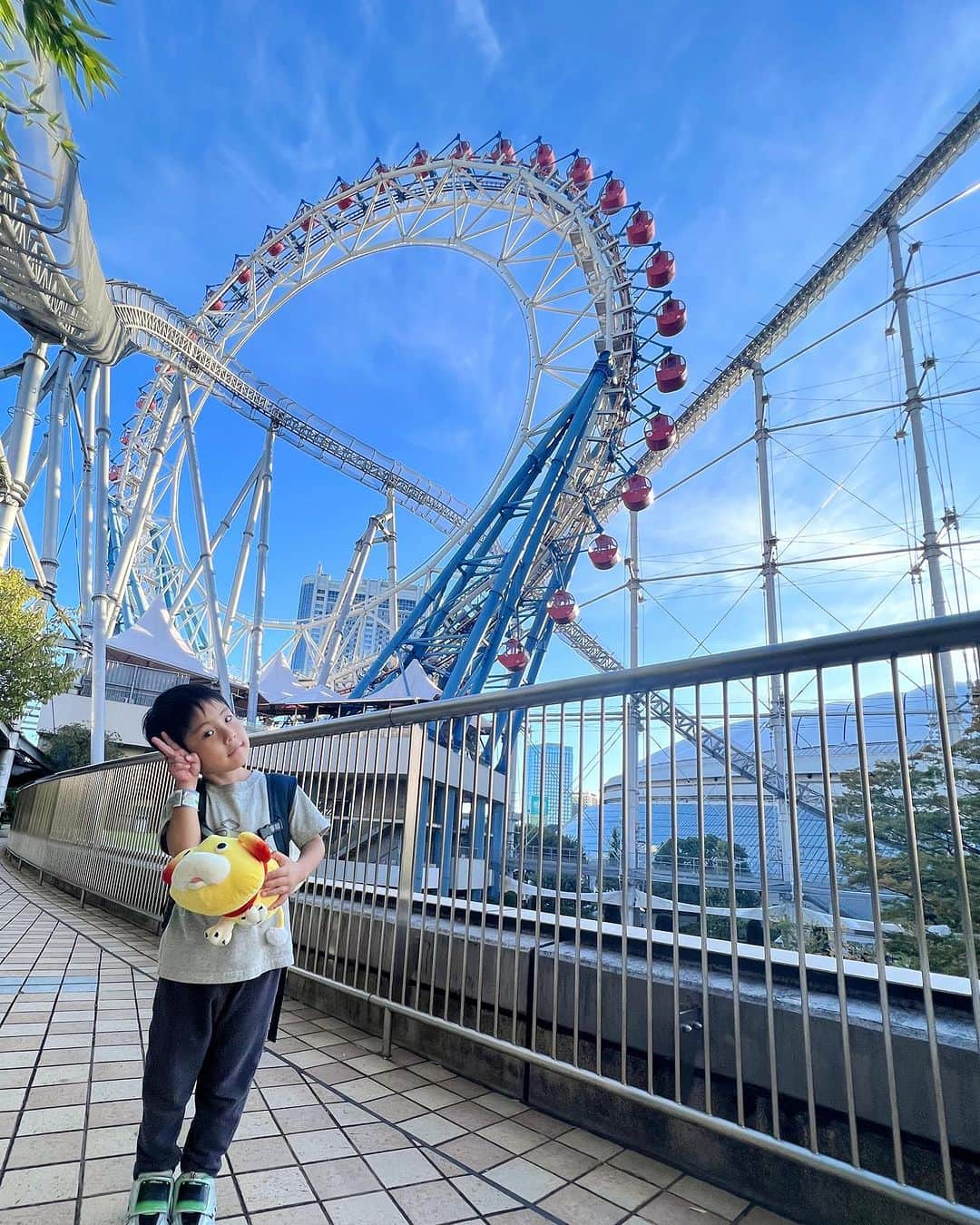 藤田志穂のインスタグラム：「子鉄と場面で東京ドームシティ🎡 ・ 2人だとさ、大して良いショットが撮れないんだけども😂 ・ でも 思い出メモに🙏 ・ 土日のフリーパスは 大人が4500円で、3歳〜小学生以下の子鉄は2200円。 ・ 合計6700円🙌 ・ 滞在時間は約3時間なので、チケットに迷っていて。 （5個のアトラクションが乗れるチケットもあるけど、複数人の利用は不可で、子鉄の身長制限などで大人も付き添いが必須だったり🧐） ・ 結局フリーパス購入🫡 ・ ジェットコースターやスリルのあるメインどころは、身長制限などで子鉄は乗れなかったけど🥲 ・ 子鉄の対象年齢&身長の乗り物は、だいたい20分待ちとかで3時間滞在で7個の乗り物に乗れた🙌（合間で、ラクーアにあるキッズ商品を扱ってるUNIQLOにも寄って、欲しかった子鉄の洋服もゲット👍） ・ 今回は短い時間だったけど、ご飯屋さんもいっぱいあるから、アレルギー持ちの子鉄のご飯も心配無さそうで、今度はもっと長い時間楽しめそうだな〜と思った☺️ ・ ディズニーのように、特別感も楽しむのも良いけど、気軽に楽しめる遊園地に出会えて良かったな〜✨（値段やら待ち時間やら😂） ・ 子鉄はとにかくコーヒーカップ的な乗り物が好き😂 ・ そして私も好きだからガンガン回すんだけど。。。 「マチュピチュ〜！！」連呼🤣（謎） ・ 5歳前までは、2人きりの外出は少なからず気合いが必要だったけど、本当に一緒に楽しめる事の方が増えたなぁ☺️ ・ #後楽園 #東京ドームシティ #東京ドームシティアトラクションズ  #もっと写真あるけど #自撮りばかりで #映えない 😂 #アレルギーっ子 #場面親子 #B型ひとりっ子親子 #マチュピチュ 🤣 #思い出メモ」