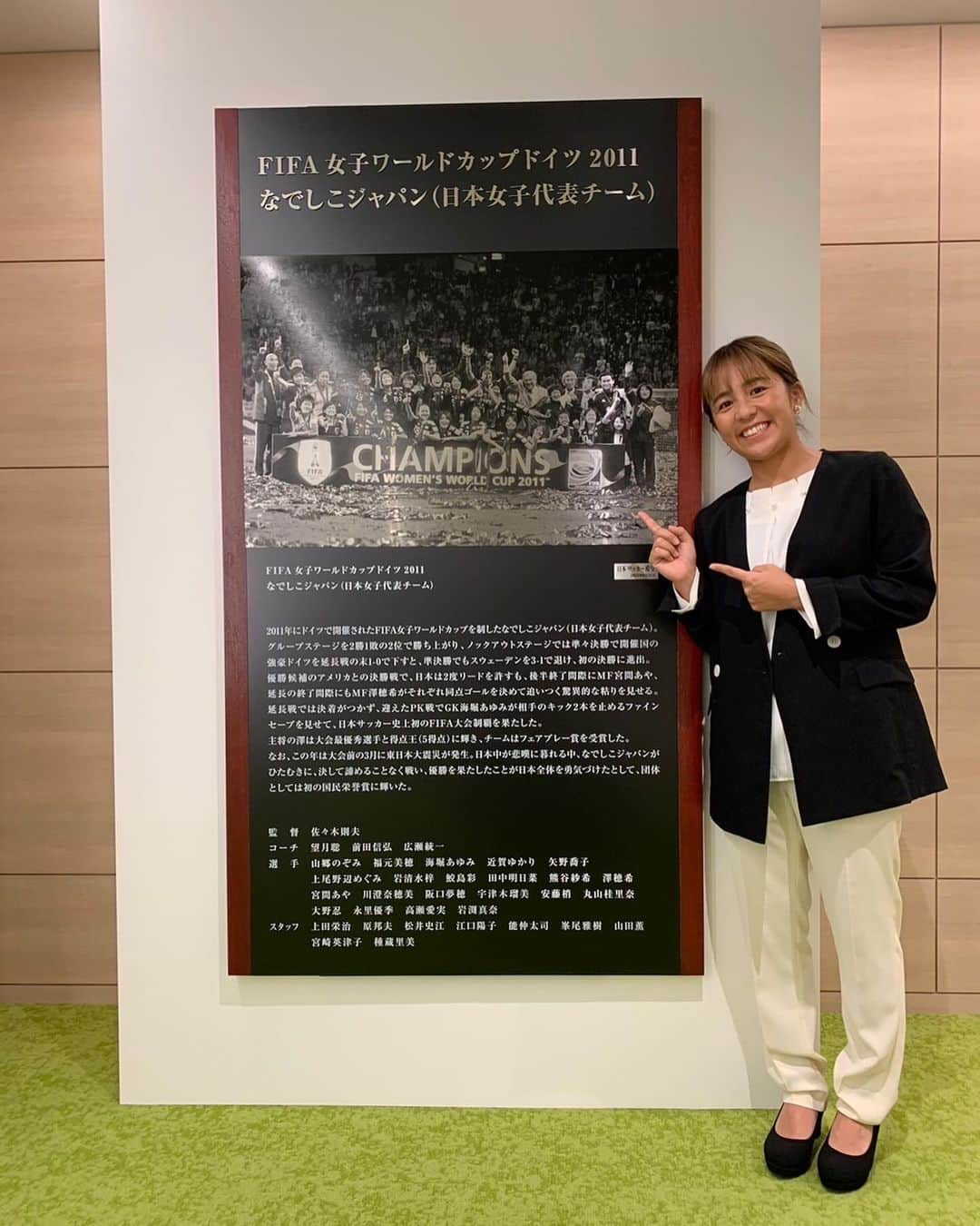 岩渕真奈さんのインスタグラム写真 - (岩渕真奈Instagram)「⚽️👗🤪 ⁡ 今日はお仕事でJFAハウスへ。 控室に大きな若かれし私がいたので記念に📸🤪 ⁡ 18歳からだいぶ大人になりました✌️ でも真似したら18歳くらいに…笑 ⁡ 控室のこの写真のこの瞬間はやっぱり最高です！ 殿堂入りのパネルとも記念に📸✨ ⁡ 衣装も可愛くてテンションあがりました↗️ いつまでも色々若くいれるように頑張ります…👵🏻✨ ⁡ #JFA #岩渕真奈 キャプションを入力…」10月25日 19時20分 - iwabuchi.m_jp