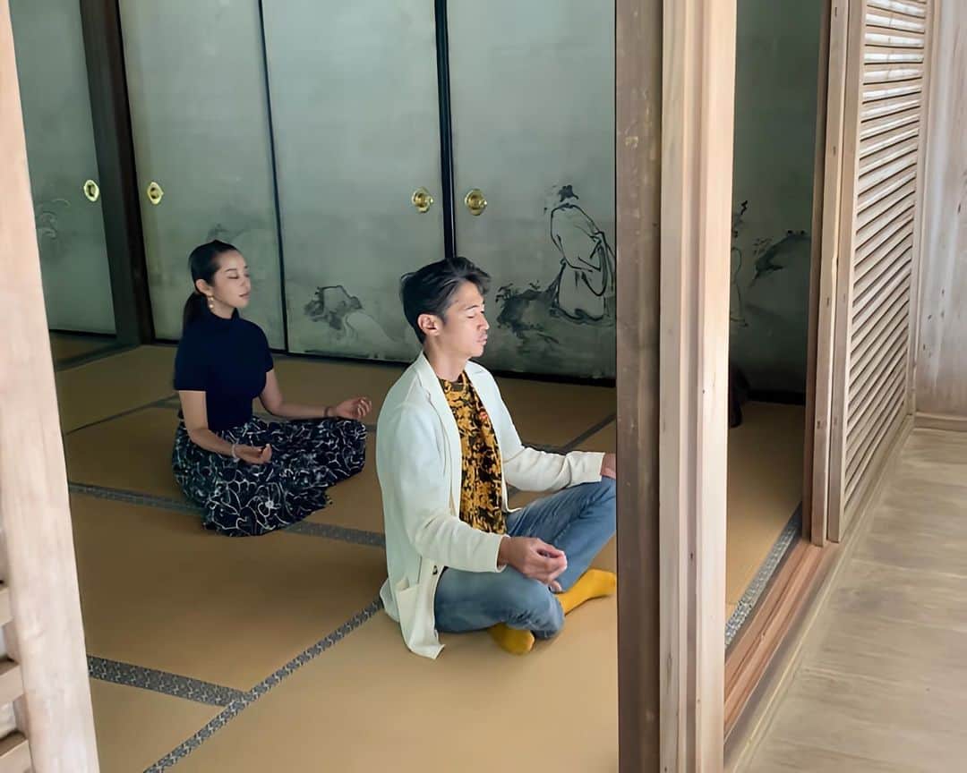 PINKYのインスタグラム：「先日の南禅寺での坐禅が最高に心地良くて…✨ 　 それからプチ瞑想にハマっています🧘🏻‍♀️  忙しい日々の中、たった3呼吸するだけでも強張っていた体の力がフッと抜けてリフレッシュできる私の瞑想方法をサブスクリプションで公開しています🧘🏻‍♀️✨ 　 サブスクリプションにご登録いただくとインスタLIVEのアーカイブもご覧いただけますので、良かったら🫶」