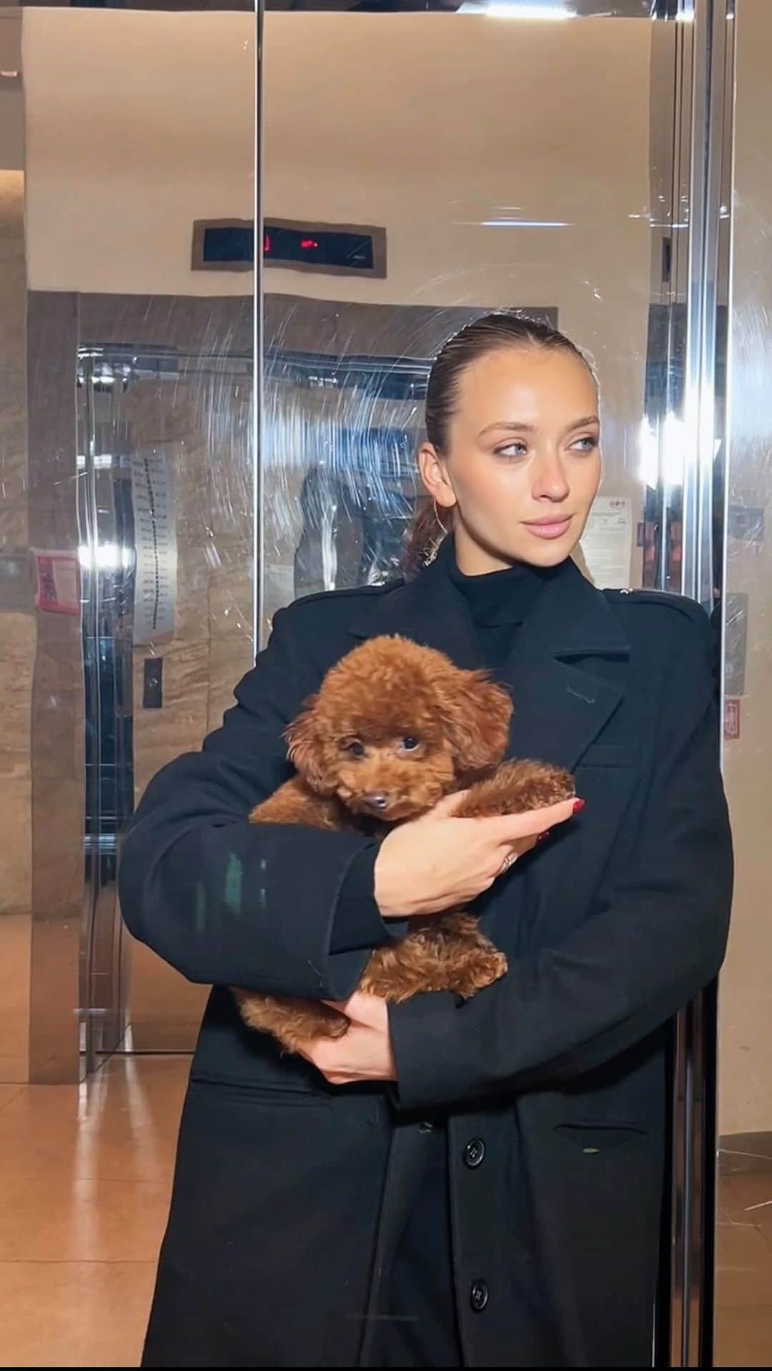 ヴィクトリヤ・シニツィナのインスタグラム：「Наша первая с Марсом профессиональная фотосессия. 📸 Очень жду фотографии теперь😍  Photo/video: @photovideo_by_twins」