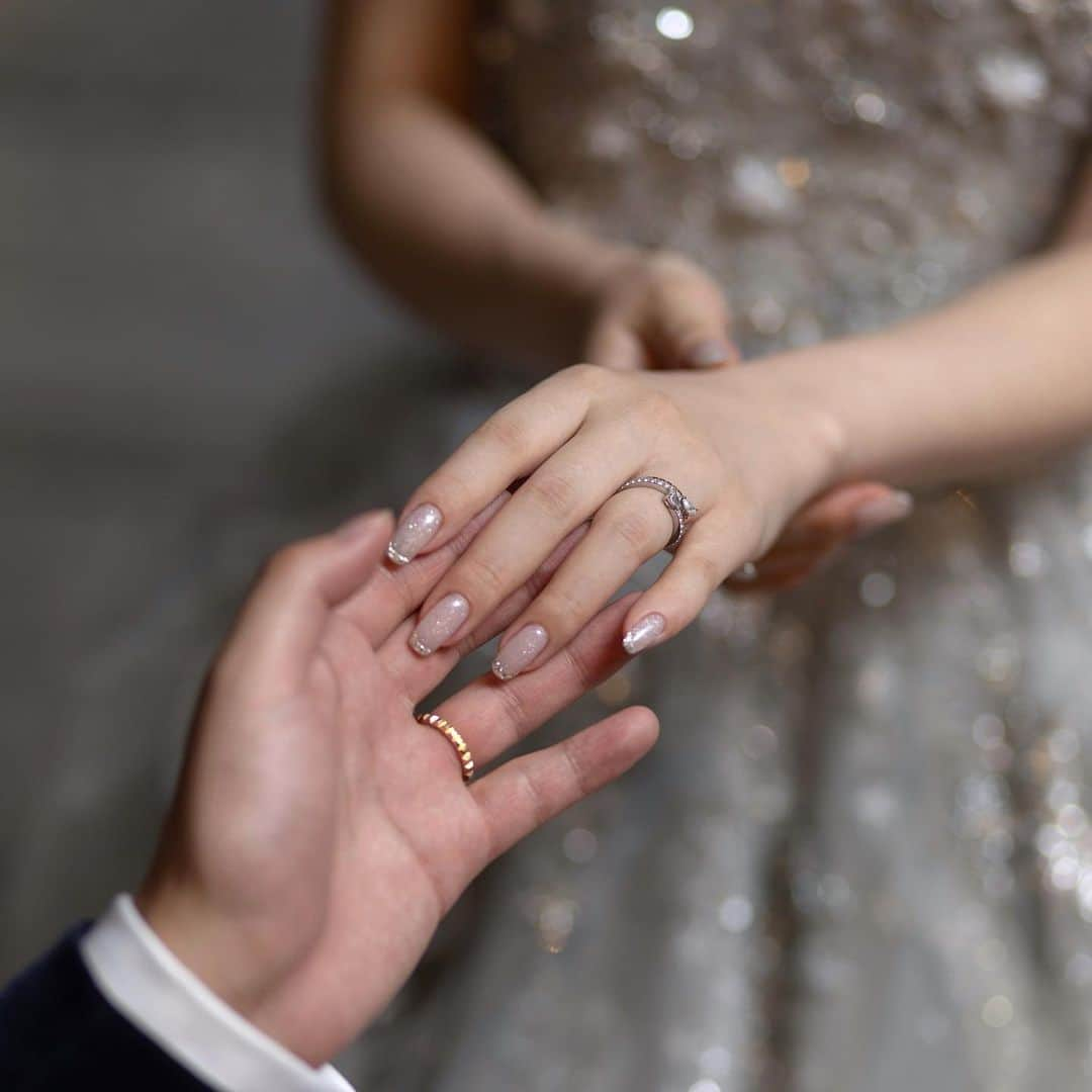 濱田あおいさんのインスタグラム写真 - (濱田あおいInstagram)「. . bridal nail🦢🩷  とにかくキラキラにしたかったので ガラスフレンチにしました💎  だけど面っぽい輝きだったり 光でメタリックっぽく見えるのは イメージと違ったので キラキラのパーツは敷き詰めず ちょっと余白があるような感じで 配置してもらいました🤍 そしてベースもキラキラさせて キラキラ度をさらにup✨  成人式ネイルもお願いした 佐久間さん @mamisakuma に ブライダルネイルもお願いできて 感慨深い👰🏻‍♀️✨💍 いつも本当にありがとうございます！  そして @72.seven_two さんに お願いしたブーケのお花たちがまだ元気で ほんっとにびっくりしている💐 （1枚目、今日撮った写真なの！）  #ブライダルネイル#ウェディングネイル#ガラスフレンチ#キラキラネイル#韓国風ネイル#韓国ネイル#韓国ネイルデザイン#花嫁ネイル#プレ花嫁#プレ花#卒花#ガラスフレンチネイル#フレンチネイル#ラメネイル#ラメネイルデザイン」10月25日 19時33分 - aoihamada