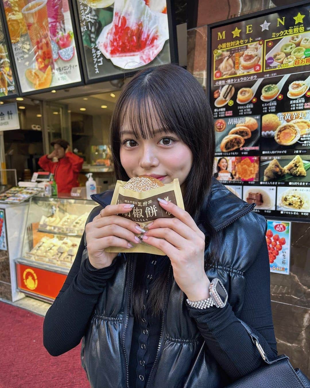 渡邉鈴音さんのインスタグラム写真 - (渡邉鈴音Instagram)「横浜観光していっぱい食べ歩きして、沢山歩いた日だったー🤤  中華街の食べ歩き定期的にいきたいな🤣笑笑  #横浜中華街 #神奈川 #元町 #中華街 #食べ歩き #胡椒餅 #😋」10月25日 19時33分 - rinne_watanabe