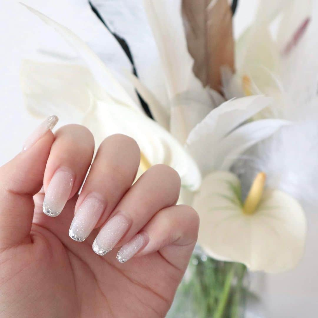 濱田あおいのインスタグラム：「. . bridal nail🦢🩷  とにかくキラキラにしたかったので ガラスフレンチにしました💎  だけど面っぽい輝きだったり 光でメタリックっぽく見えるのは イメージと違ったので キラキラのパーツは敷き詰めず ちょっと余白があるような感じで 配置してもらいました🤍 そしてベースもキラキラさせて キラキラ度をさらにup✨  成人式ネイルもお願いした 佐久間さん @mamisakuma に ブライダルネイルもお願いできて 感慨深い👰🏻‍♀️✨💍 いつも本当にありがとうございます！  そして @72.seven_two さんに お願いしたブーケのお花たちがまだ元気で ほんっとにびっくりしている💐 （1枚目、今日撮った写真なの！）  #ブライダルネイル#ウェディングネイル#ガラスフレンチ#キラキラネイル#韓国風ネイル#韓国ネイル#韓国ネイルデザイン#花嫁ネイル#プレ花嫁#プレ花#卒花#ガラスフレンチネイル#フレンチネイル#ラメネイル#ラメネイルデザイン」