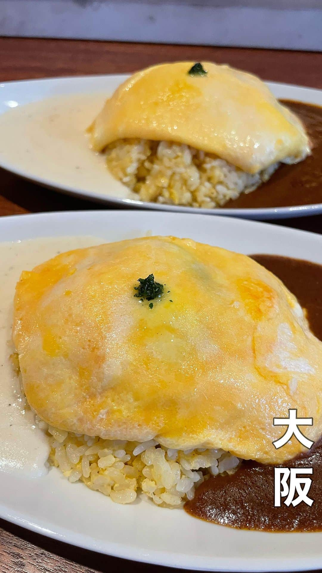 リンリンのインスタグラム：「[大阪#イルテラ] カフェ好きは要チェック👉@rinrin99999 Other posts 👉 @rinrin99999 フワトロ鉄板オムライスが美味すぎた😍 ⚠️値段や内容は下にあります⚠️ ⚠️ under English⚠️ . ———————⚠️注文メニュー⚠️————— ️☑️元祖おっさんが作るオムライス　1400円 . 鉄板オムライスが気になり初訪問😊 こちらはメディアや雑誌で多数取り上げられている人気店😊今回上記メニューを🎵 . 目の前の熱々の鉄板の上でトロトロの黄身を 見事なまでの手捌きで作ってくれます✨ フワトロのオムレツの下には小さなハンバーグと左右にはデミグラスソース&チーズソースが😋 . ソースも手作りで濃厚かつコクがありめっちゃ美味しい‼️ソースも2種類ある事で最後まで飽きずに美味しく食べられる✨ ハンバーグもある事で食べ応えもしっかりあるのが嬉しい😋 . ライブ感があり視覚、聴覚も刺激されるし 更に味も最高に美味しい‼️ しかもこの値段とかありえない‼️ . スタッフさんの接客も良く美味しいので皆様是非☺️❤️ —————📍〜お店情報〜📍—————— ＜店名と最寄駅＞ #ilterra 中崎町駅から徒歩4分 <nearest station> Nakasaki-cho Station 4mins walk . 🏠<住所> 大阪府大阪市北区中崎西4-2-30 🏠<address>  4-2-30 Nakasaki Nishi, Kita Ward, Osaka City, Osaka Prefecture ⏰<営業時間>  ランチ　【火～金・土・日・祝・祝前】 　　　　11:30〜14:00 LO14:00   ディナー【月〜金・土・祝・祝前】 　　　　18:00〜24:00 LO22:30  カフェ　【火～金・土・日・祝・祝前】 　　　　14:00〜17:00 LO16:00   ⏰<business hours>  lunch【Tuesday〜Sunday】 　　　　11:30〜14:00 LO14:00   dinner【Monday 〜Saturday】 　　　　18:00〜24:00 LO22:30  cafe【Tuesday〜Sunday】 　　　　14:00〜17:00 LO16:00   🗓<定休日> 不定休 🗓<regular holiday> indefinite holiday #中崎町グルメ#中崎町ランチ#大阪グルメ#大阪ランチ#大阪ディナー#オムライス#オムオム巡り#japanesefood#japantravel#tokyofood#osaka#riceomelet」