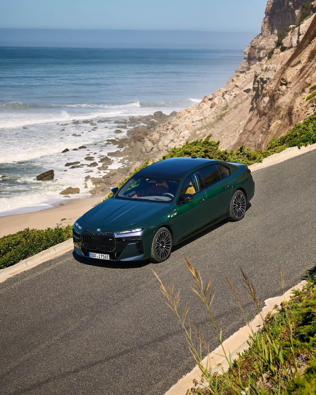 BMWさんのインスタグラム写真 - (BMWInstagram)「Coastal drives for an electric time⚡️  The BMW i7. #THEi7 #ThisIsForwardism #BMW #BornElectric #BMWElectric #BMWM #MPerformance __ BMW i7 M70 xDrive: Combined power consumption: 23.8–20.8 kWh/100 km. Combined CO2 emissions: 0 g/km. Electric range: 488–560 kilometers. All data according to WLTP. Further info: www.bmw.com/disclaimer」10月25日 19時29分 - bmw