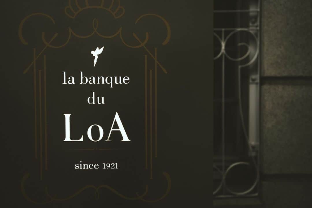 のインスタグラム：「* * * la banque du LOA since 1921 * ご来館お待ちしております🕊♡ * * * 【ラ･バンク･ド･ロア】 〒231-0023 神奈川県横浜市中区山下町280-1 * アクセス みなとみらい線 日本大通り駅より徒歩5分 みなとみらい線 元町・中華街駅より徒歩5分 * 駅近でアクセス抜群です！ * * #ウェディング #wedding #ゲストハウス #プレ花嫁 #日本中のプレ花嫁さんと繋がりたい #花嫁 #卒花 #結婚式場 #結婚式場探し #結婚準備 #結婚式レポ #花嫁diy #プロポーズ #チャペル #ブライダルフェア #ラバンクドロア #labanqueduLoA #前撮り #marry花嫁 #ラバンクドロア #ファーストミート #横浜ウェディング #横浜結婚式 #文化財 #文化財ウェディング #テーブルコーディネート #横浜市指定有形文化財 #アニバーサリーディナー #anniversarydinner #minietmaxi」