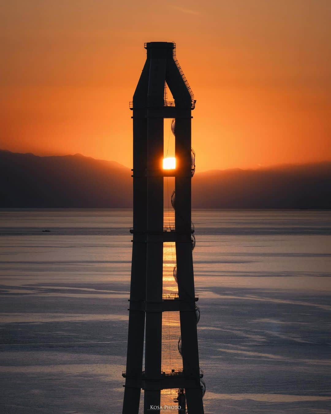 コサさんのインスタグラム写真 - (コサInstagram)「東燃のシンボルタワーに夕日がドンピシャ❣️ 全て計算通り👍  って言いたいけど全くの偶然🤣  夜景狙いで思ったより早く到着したら… これでした😮 夕日のオレンジロードが隙間から見えるの素敵でした😍 . Location:和歌山 Wakayama /Japan🇯🇵 Date:2023年10月 Camera:Z9 / Z 70-200mm f2.8 . #tanddフォトコンテスト2023 #discover #Japan_Daytime_View #NSG_IG #sunrise_sunset_photogroup #iconic_sunset_ #factory_shotz #lbj_工場夜景 #1x_japan #yourshotphotographer #tokyocameraclub #art_of_japan_ #jgrv_member #team_jp_ #photo_jpn #sorakataphoto #LBJ_KING #mst_vip #広がり同盟メンバー #special_spot_legend #planet_earth_shots #Rox_Captures #colore_de_saison #Lovers_Nippon #raw_japan #bestphoto_japan #invisible_cool_part #whim_member #wu_japan #m_v_shotz」10月25日 19時30分 - kosa_photo