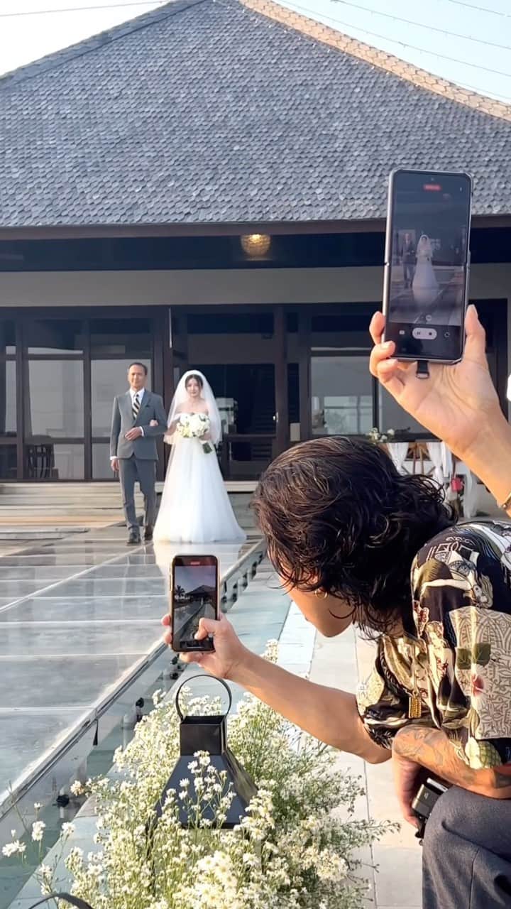 Giann Chanのインスタグラム：「Wedding video dump 📲🤍👰🏻‍♀️🤵🏻 #賓客手機很重要  #婚禮紀錄  . . . #livemoments #Weddingday #Bigday #Weddingvideo #Ceremony #Reception #weddingvows #flowershower #weddinginspiration #Airdrop」