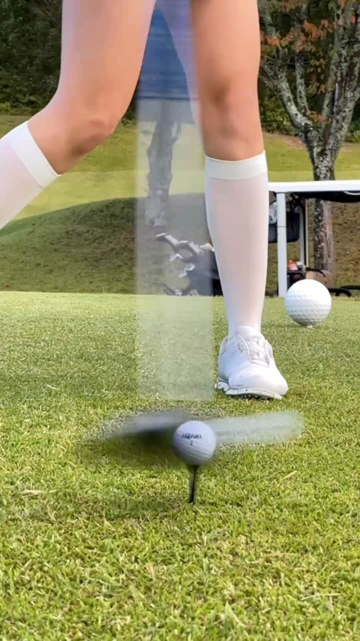 まいまいのインスタグラム：「HONMAの爆飛びボール⛳️ スピモン!!🔥(D1 SPEEDMONSTER) D1から約10ヤードの飛距離アップをしたみたいで早速試してみた!! ドライバーを打ってみた感じは、 低スピンでまっすぐ強く長く飛んでいって いつも使っている柔らかいボールよりも飛んだよ🚀  アイアンやアプローチショットでは しっかりスピンも効いてビタ止まりが多かった♡ ヘッドスピードの速い男性が使っても、 非力な女性や初心者の方が使っても しっかり飛距離が伸びると思います!!🚀 ぜひみんなもスピモン試してみてね⸜( ´ ꒳ ` )⸝  #PR#d1speedmonster#本間ゴルフ#honmagolf#スピモン#まいごるふ#ゴルフ女子#ゴルフ#ゴルフ初心者#ゴルフ男子#ゴルフスイング」